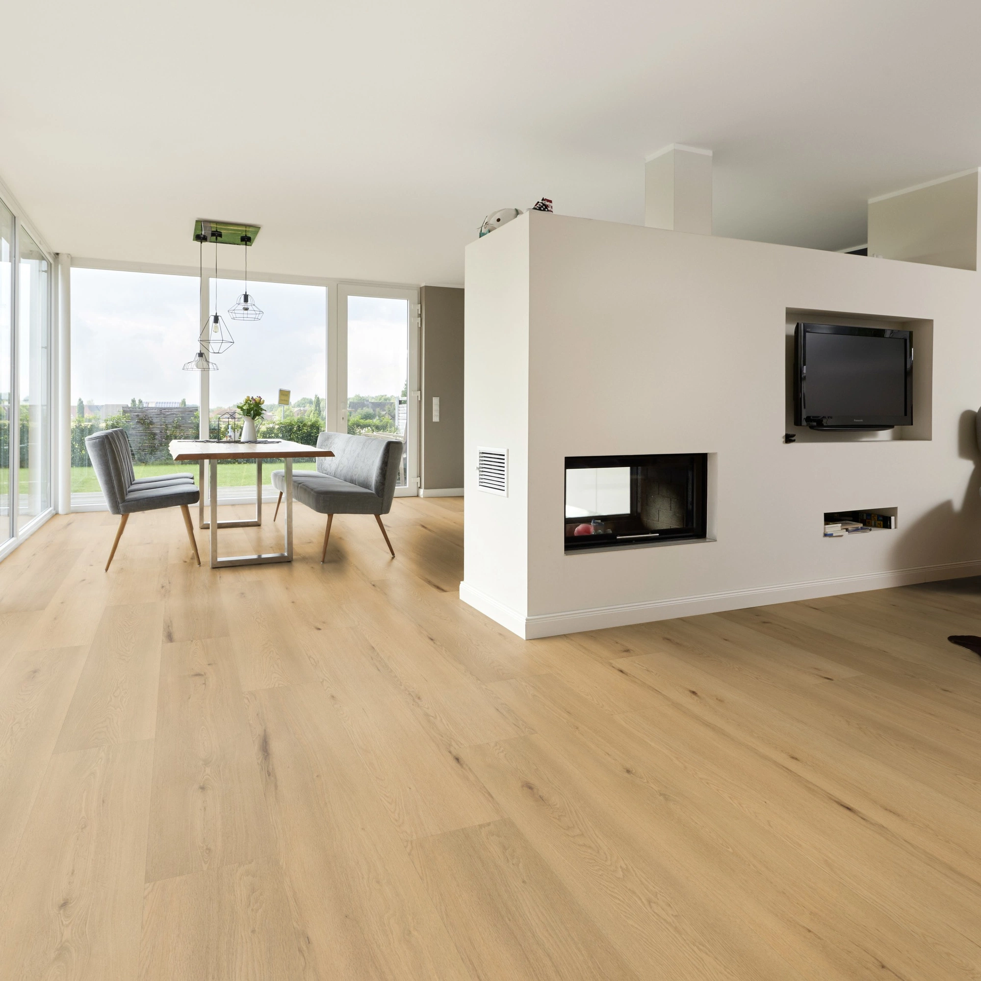 Milieubild Wohnzimmer mit Essbereich und Kamin - ter Hürne Klebe-Vinyl Pro Classic Edition Eiche Marseille Milieubild Wohnzimmer mit Essbereich und Kamin - ter Hürne 1101210425