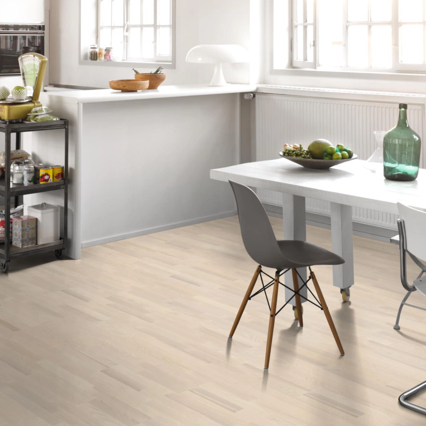 Milieubild Küche mit Essbereich - Parador Parkett Classic 3060 Esche matt weiß Milieubild Küche mit Essbereich - Parador 1270338
