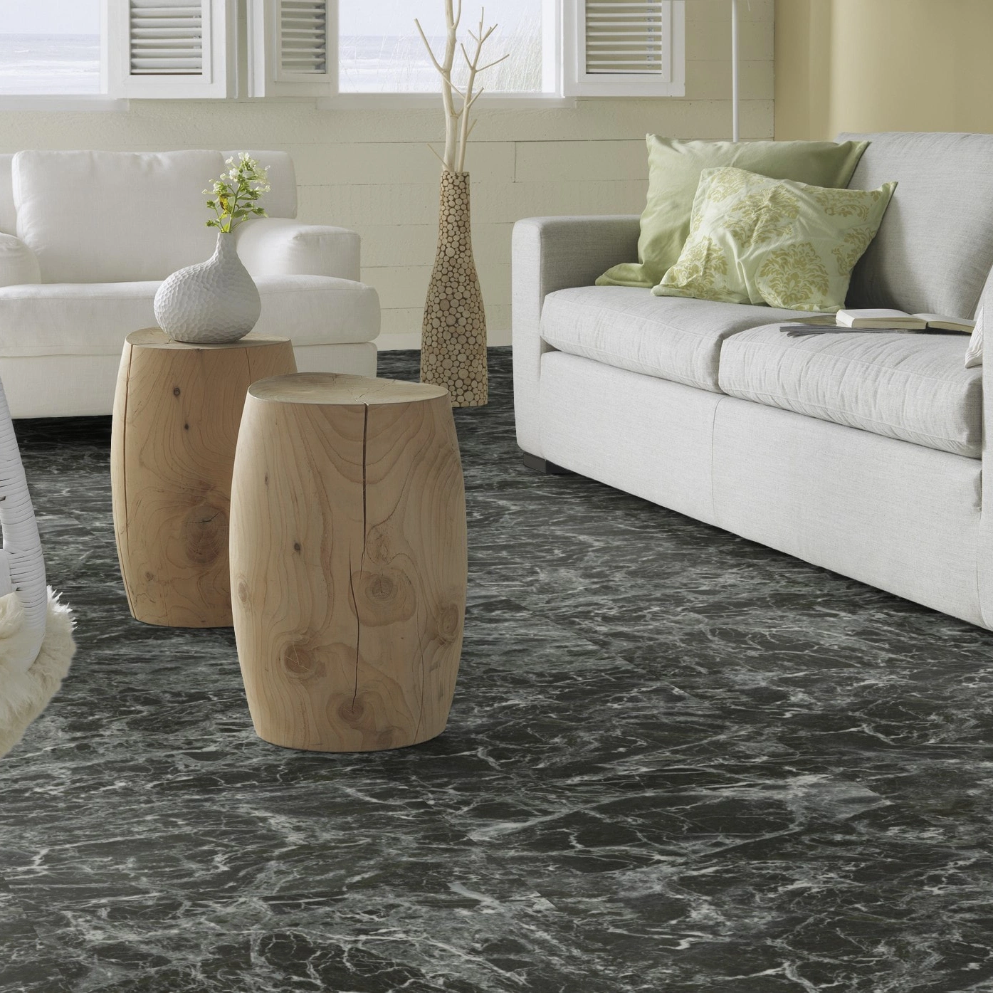 Milieubild Modernes, freundliches Wohnzimmer mit Sofa - Forbo Flooring Klebe-Vinyl Allura Dryback 0.55 Material Forest Marble Milieubild Modernes, freundliches Wohnzimmer mit Sofa - Forbo Flooring 243646