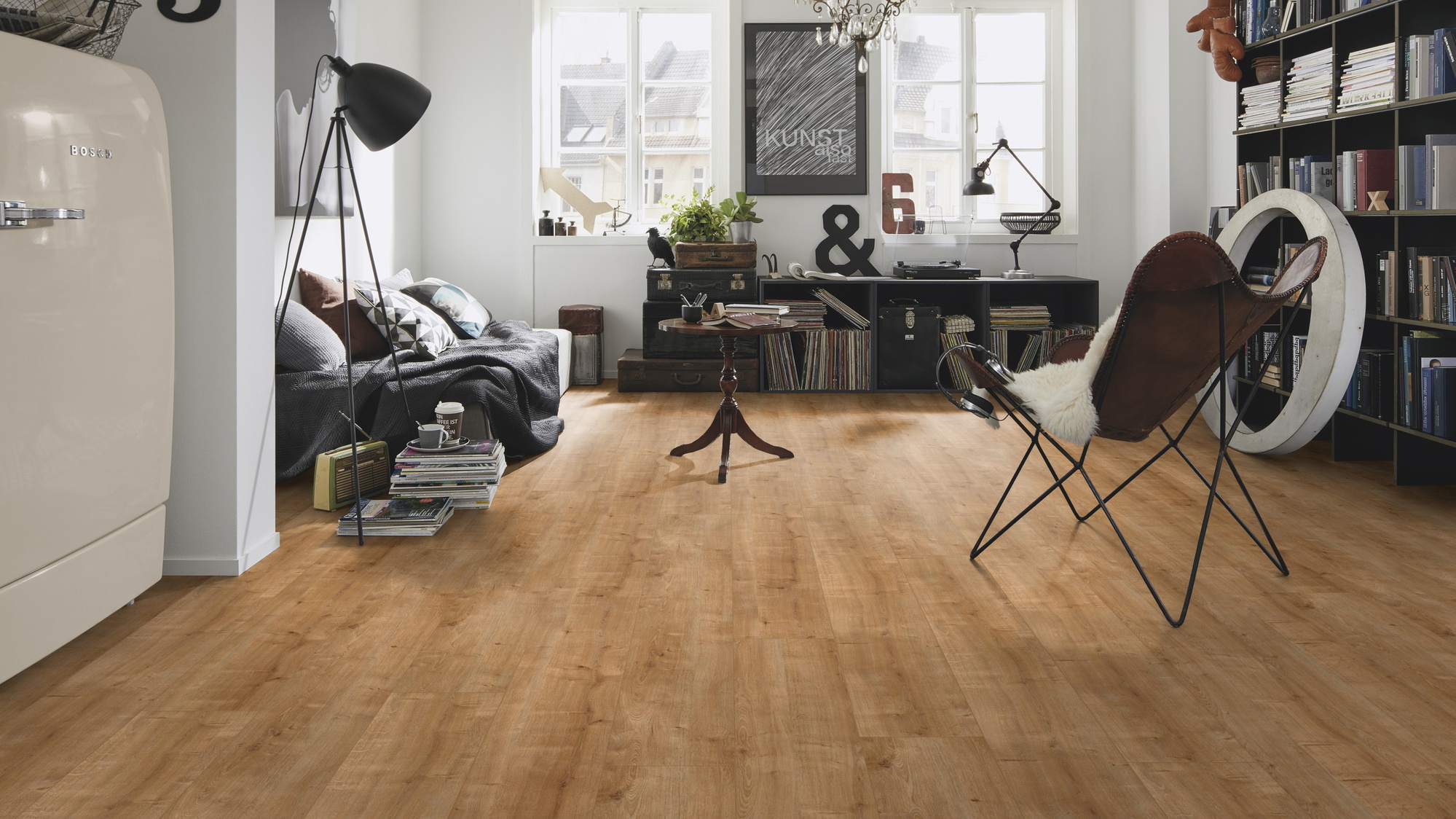 Milieubild Kompaktes Wohnzimmer mit Bücherregal - wineo HDF Klick-Bioboden PURLINE wineo 1200 wood XXL Hello Martha Milieubild Kompaktes Wohnzimmer mit Bücherregal - wineo MLP076R