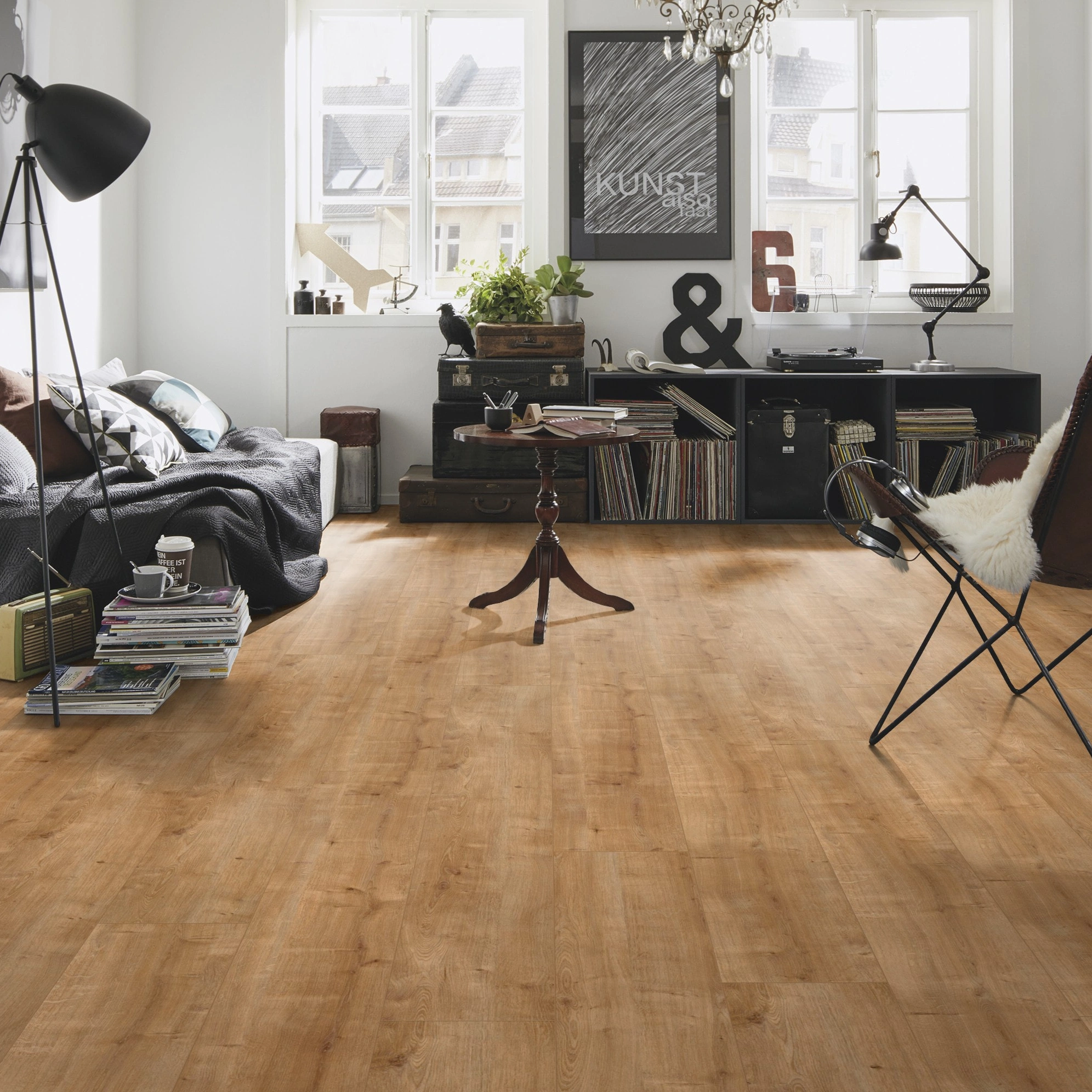 Milieubild Kompaktes Wohnzimmer mit Bücherregal - wineo HDF Klick-Bioboden PURLINE wineo 1200 wood XXL Hello Martha Milieubild Kompaktes Wohnzimmer mit Bücherregal - wineo MLP076R