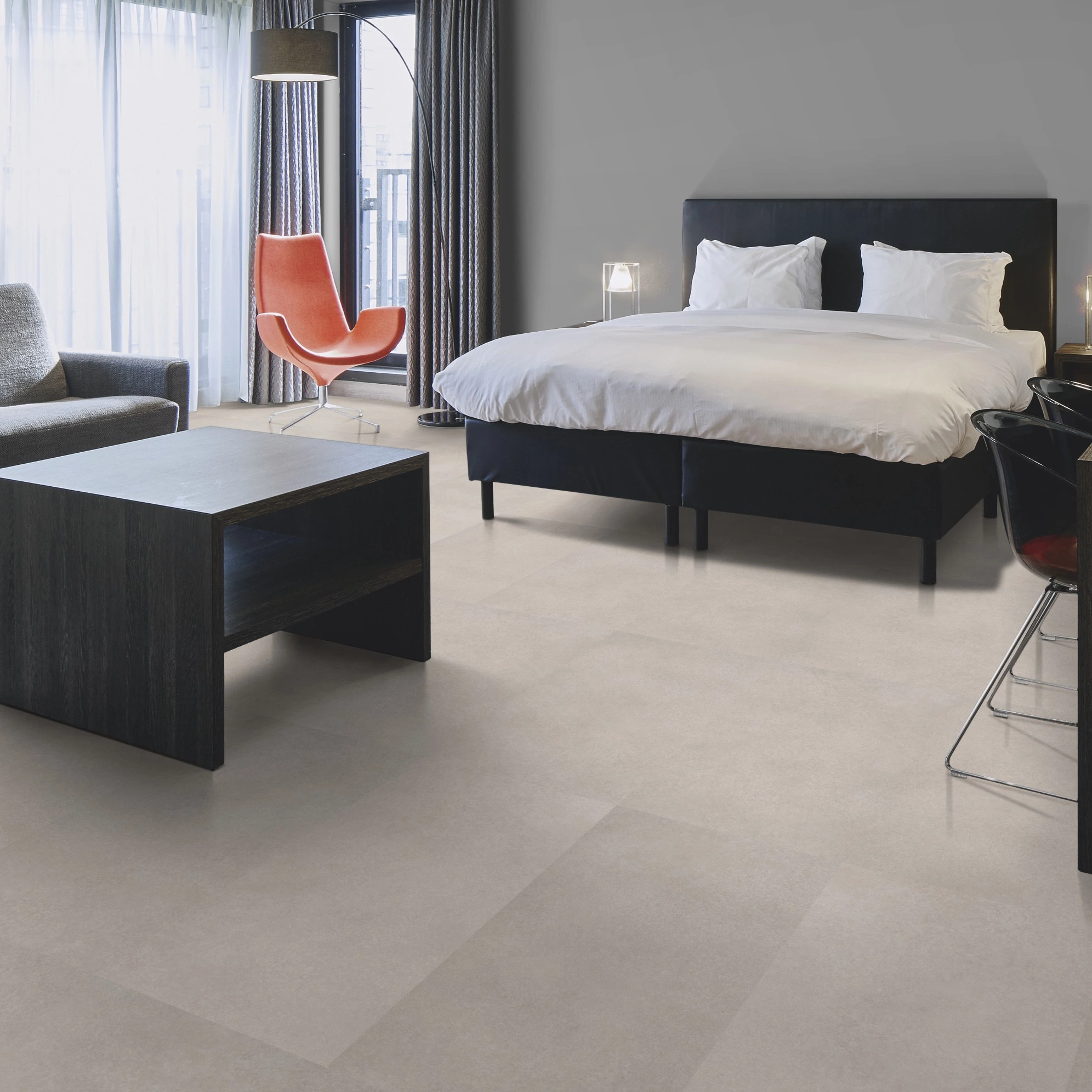 Milieubild Hotelzimmer mit Kingsize-Bett - Forbo Flooring Klebe-Vinyl Allura Dryback 0.55 Material Pale Speckled Ceramic Milieubild Hotelzimmer mit Kingsize-Bett - Forbo Flooring 243664