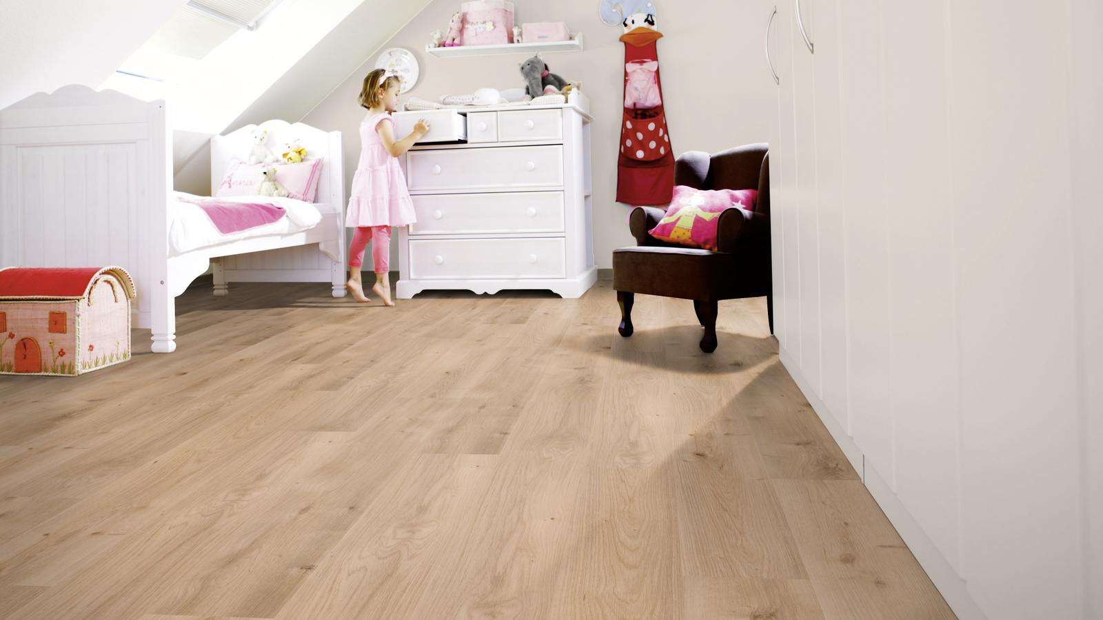Milieubild Kinderzimmer mit weißer Kommode - wineo MLP299R