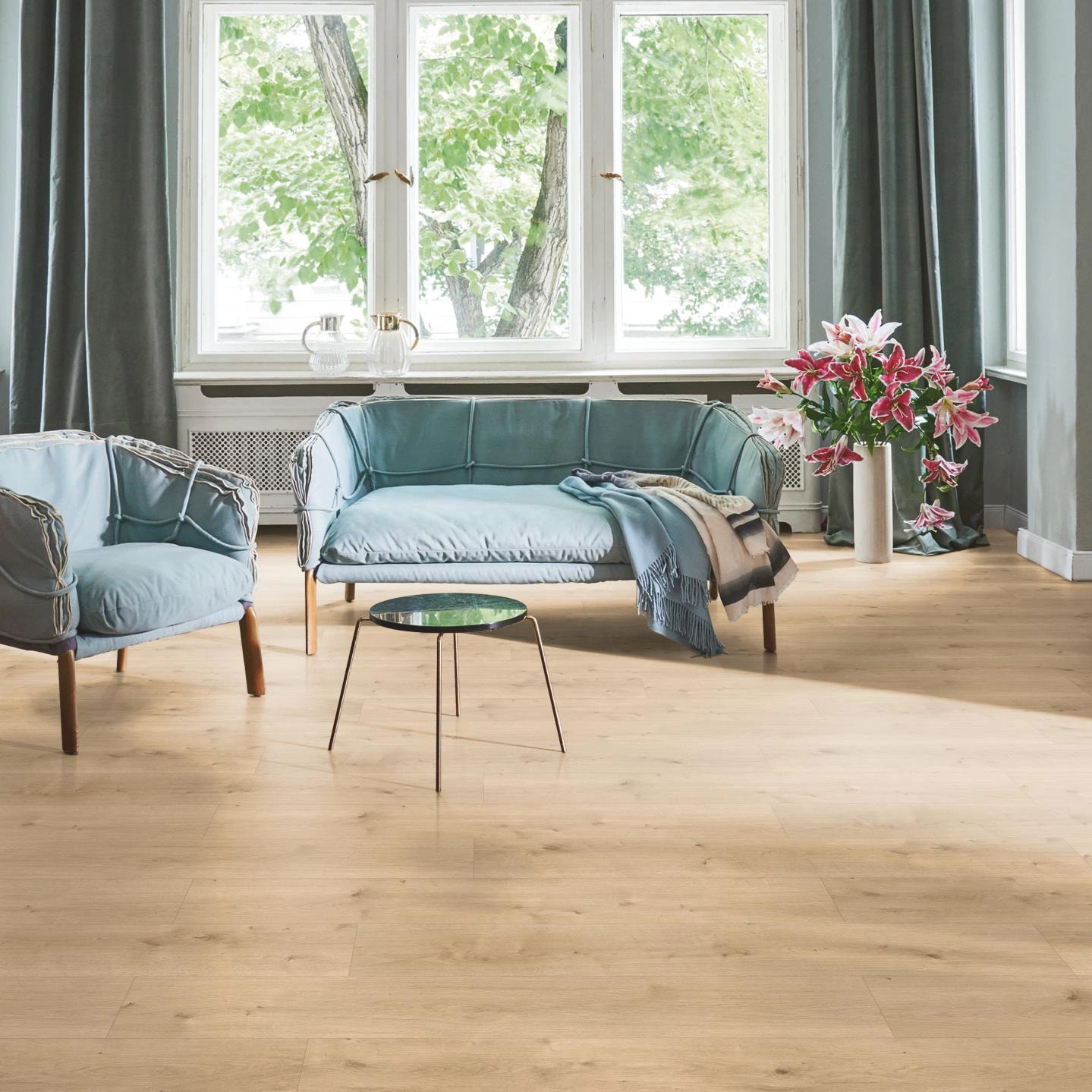 Milieubild Wohnzimmer in Stadtwohnung - Parador HDF Klick-Designboden Modular ONE Eiche Pure hell Milieubild Wohnzimmer in Stadtwohnung - Parador 1730767