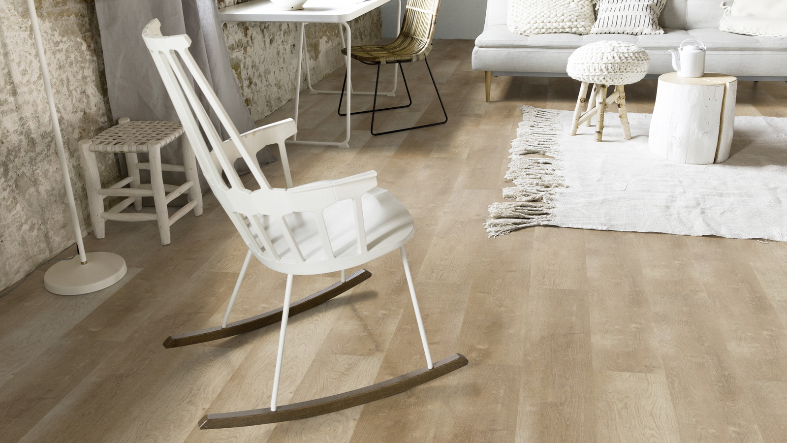 Milieubild Wohnzimmer mit Schaukelstuhl im skandinavischen Stil - Forbo Flooring 217631