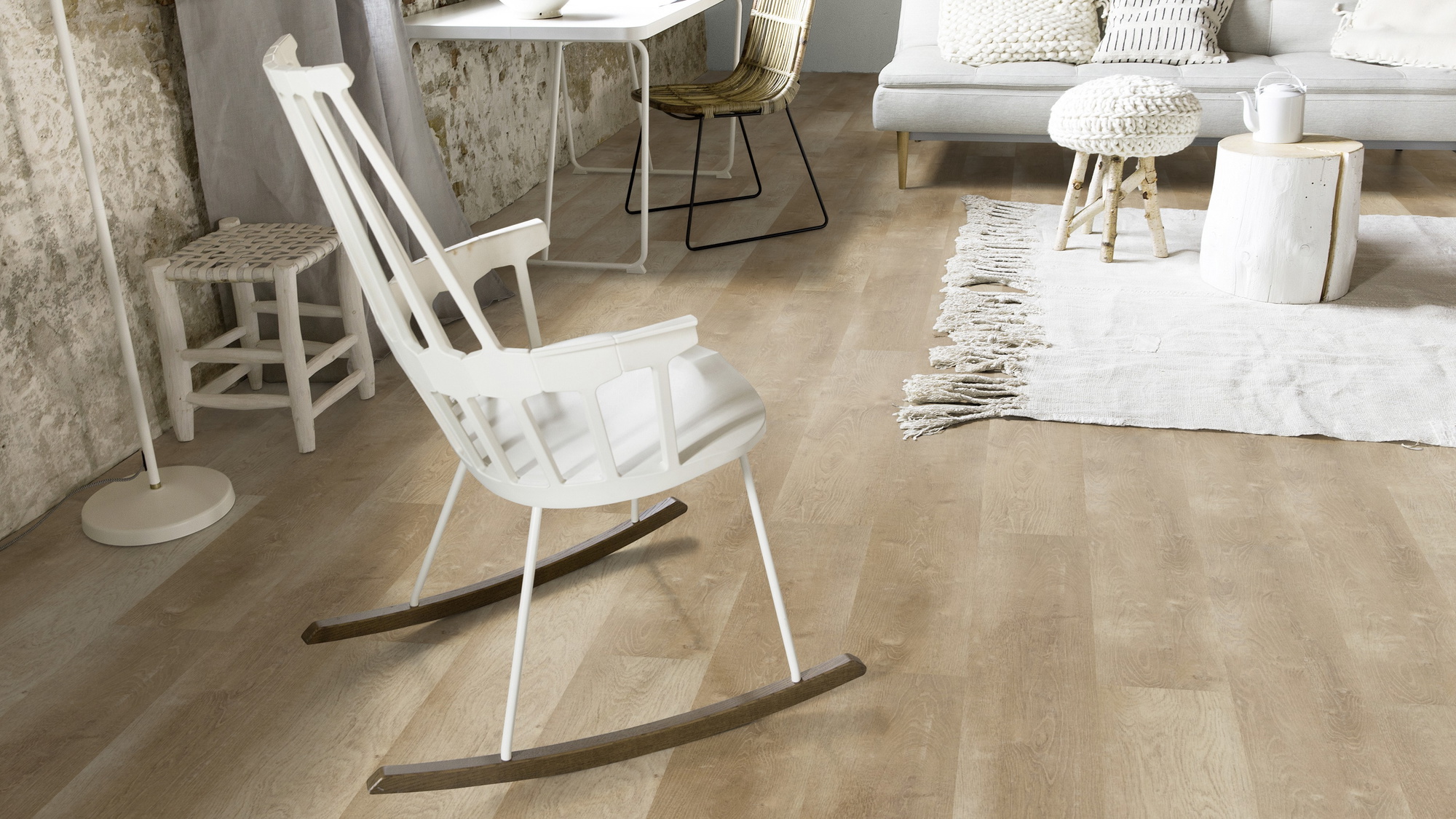 Milieubild Wohnzimmer mit Schaukelstuhl im skandinavischen Stil - Forbo Flooring Klebe-Vinyl Enduro Dryback Wood Natural Warm Oak Milieubild Wohnzimmer mit Schaukelstuhl im skandinavischen Stil - Forbo Flooring 217631