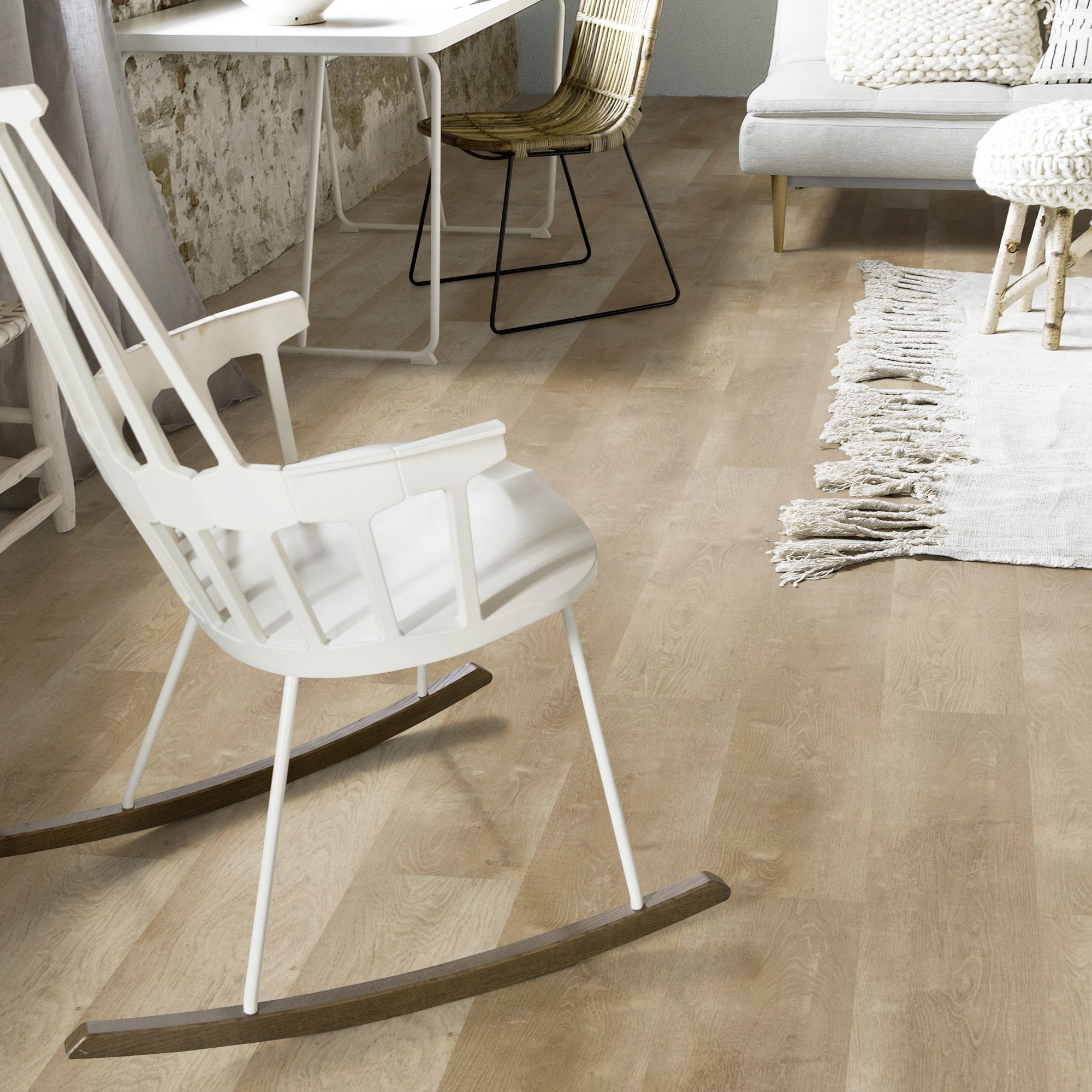 Milieubild Wohnzimmer mit Schaukelstuhl im skandinavischen Stil - Forbo Flooring Klebe-Vinyl Enduro Dryback Wood Natural Warm Oak Milieubild Wohnzimmer mit Schaukelstuhl im skandinavischen Stil - Forbo Flooring 217631