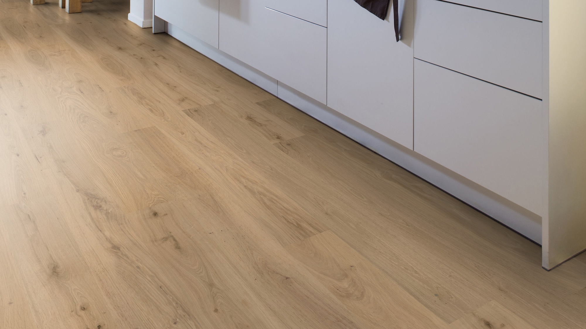 Milieubild Esszimmer mit Küchenblock - Wicanders Wise HDF Klick-Designboden wood Natural XL Natural Oak Almond Milieubild Esszimmer mit Küchenblock - Wicanders Wise 80003666