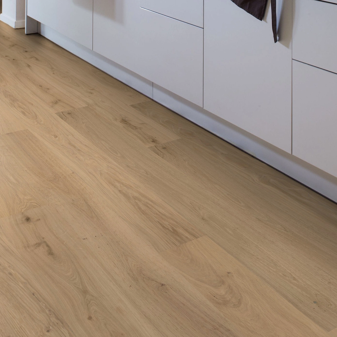 Milieubild Esszimmer mit Küchenblock - Wicanders Wise HDF Klick-Designboden wood Natural XL Natural Oak Almond Milieubild Esszimmer mit Küchenblock - Wicanders Wise 80003666