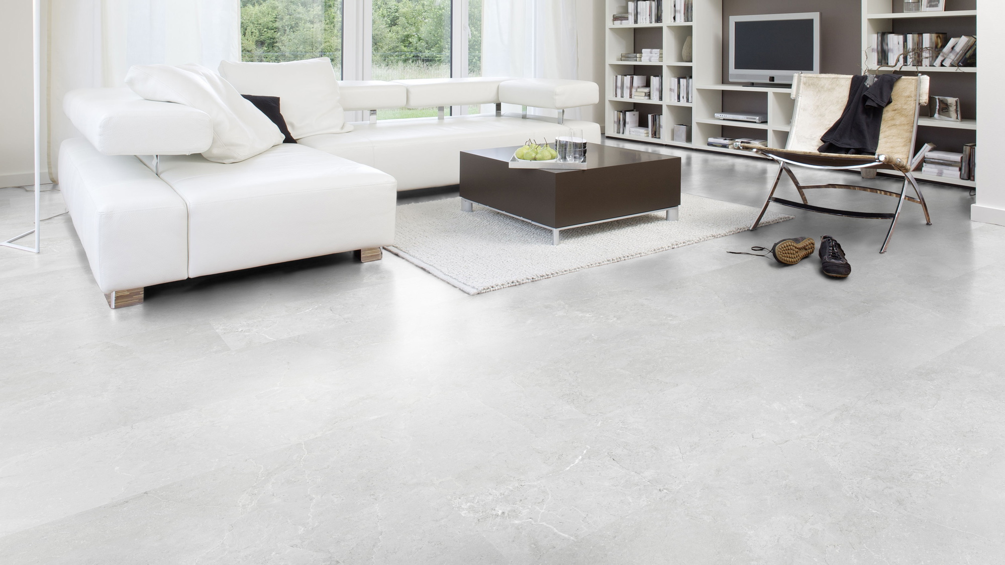 Milieubild Modernes Wohnzimmer mit Wohnlandschaft - Wicanders Wise HDF Klick-Designboden stone Natural Minimal Stone White Milieubild Modernes Wohnzimmer mit Wohnlandschaft - Wicanders Wise 80003893