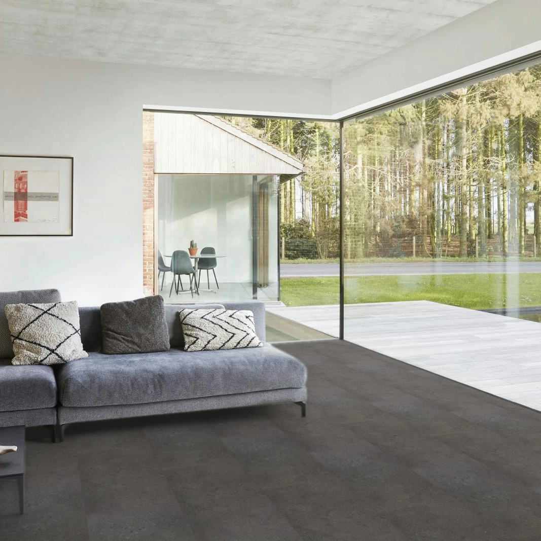 Milieubild Modernes Wohnzimmer mit Fensterfront - BerryAlloc Klebe-Vinyl Zenn Gluedown 30 Rimini Milieubild Modernes Wohnzimmer mit Fensterfront - BerryAlloc 60002227