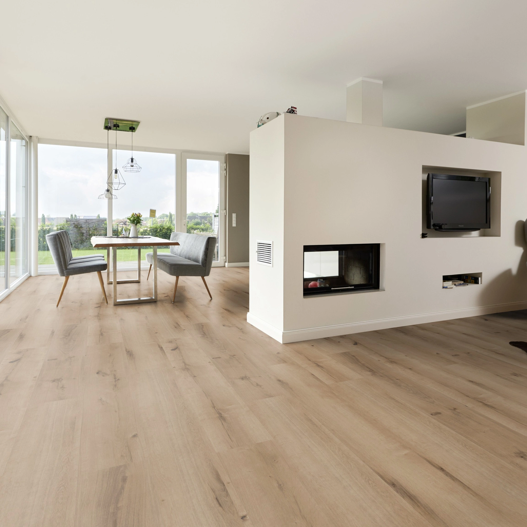 Milieubild Wohnzimmer mit Essbereich und Kamin - ter Hürne Klebe-Vinyl Pro Grand Choice Eiche Bilbao Milieubild Wohnzimmer mit Essbereich und Kamin - ter Hürne 1101210400