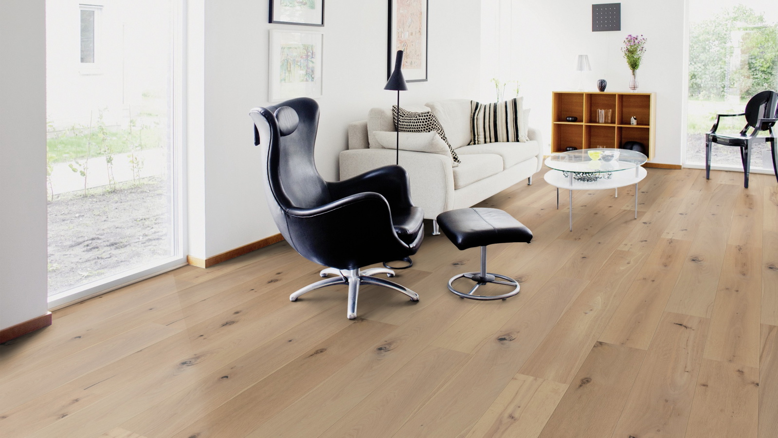 Milieubild Wohnzimmer mit Sessel und bodentiefem Fenster - Wicanders Wise 82000280