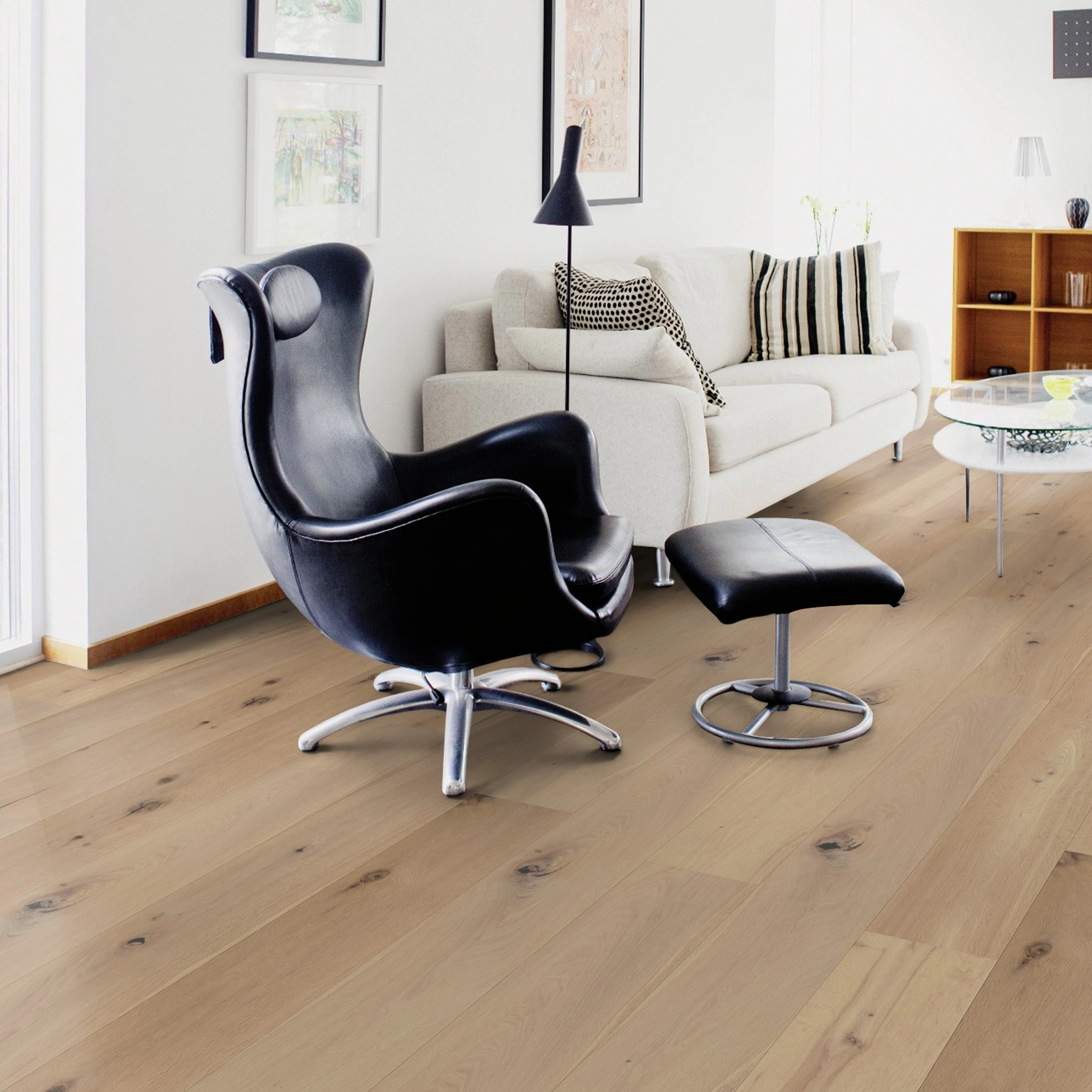 Milieubild Wohnzimmer mit Sessel und bodentiefem Fenster - Wicanders Wise Parkett Manor House Keppel Milieubild Wohnzimmer mit Sessel und bodentiefem Fenster - Wicanders Wise 82000280