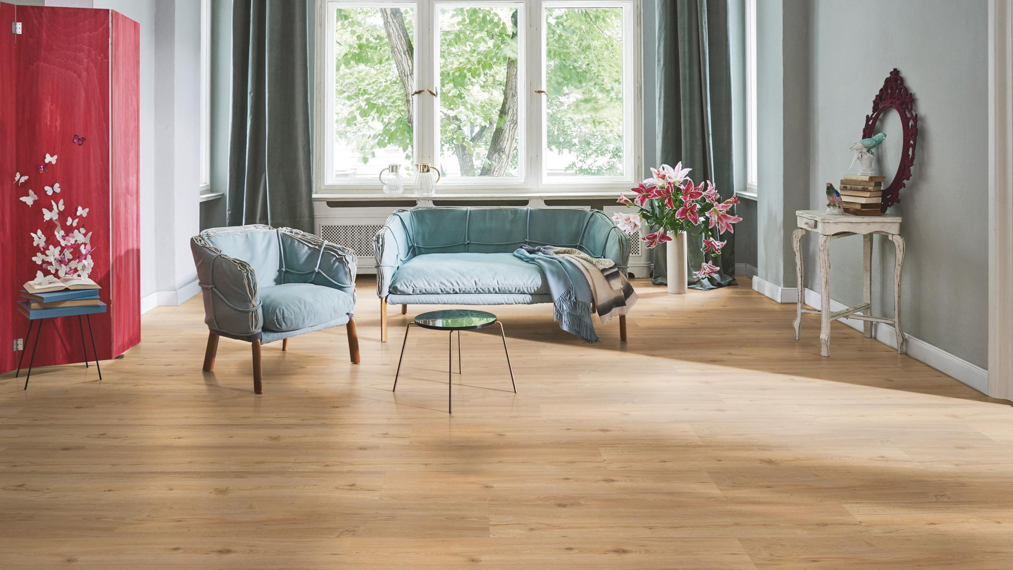 Milieubild Wohnzimmer in Stadtwohnung - Parador Klebe-Vinyl Classic 2025 Eiche natur Milieubild Wohnzimmer in Stadtwohnung - Parador 1748872