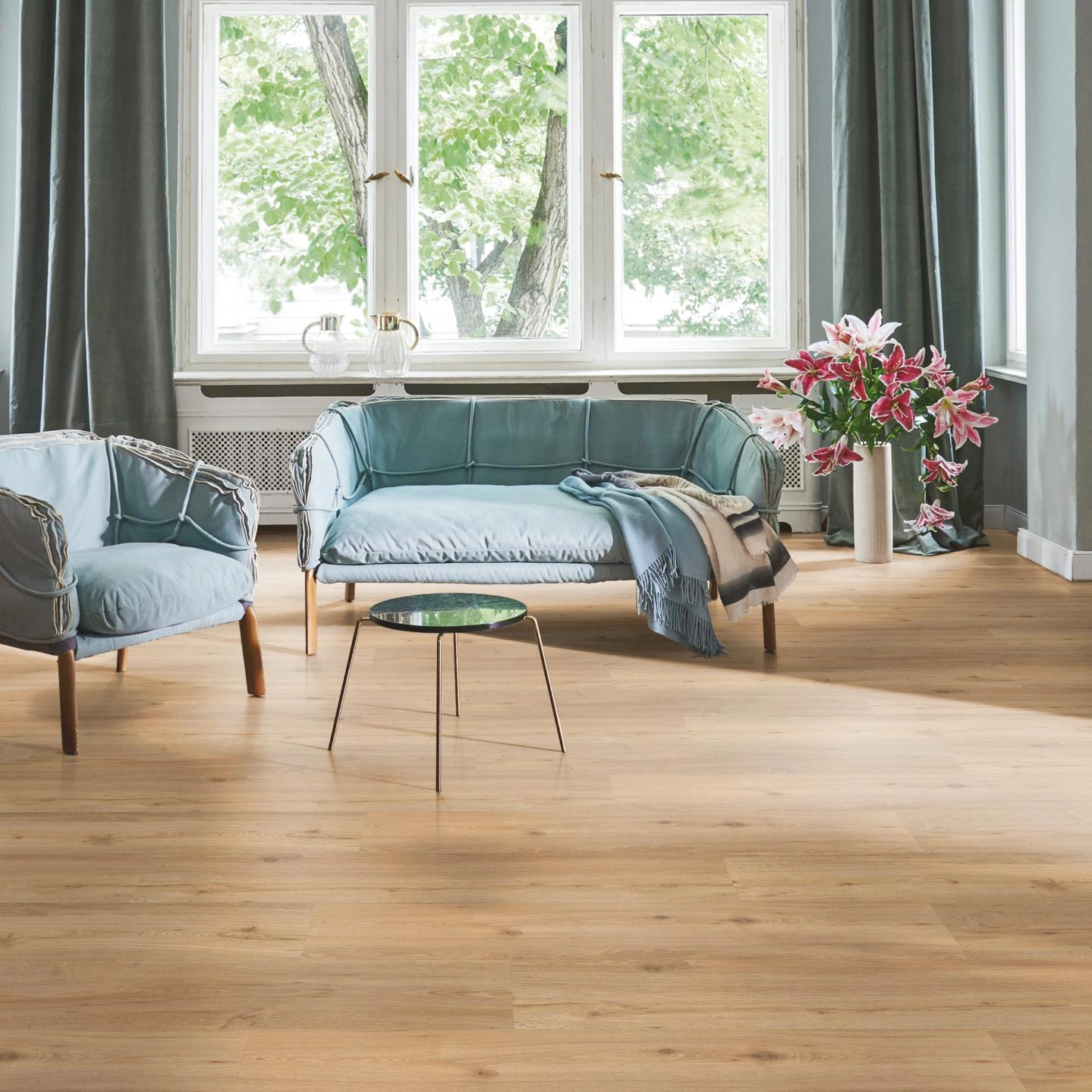Milieubild Wohnzimmer in Stadtwohnung - Parador Klebe-Vinyl Classic 2025 Eiche natur Milieubild Wohnzimmer in Stadtwohnung - Parador 1748872