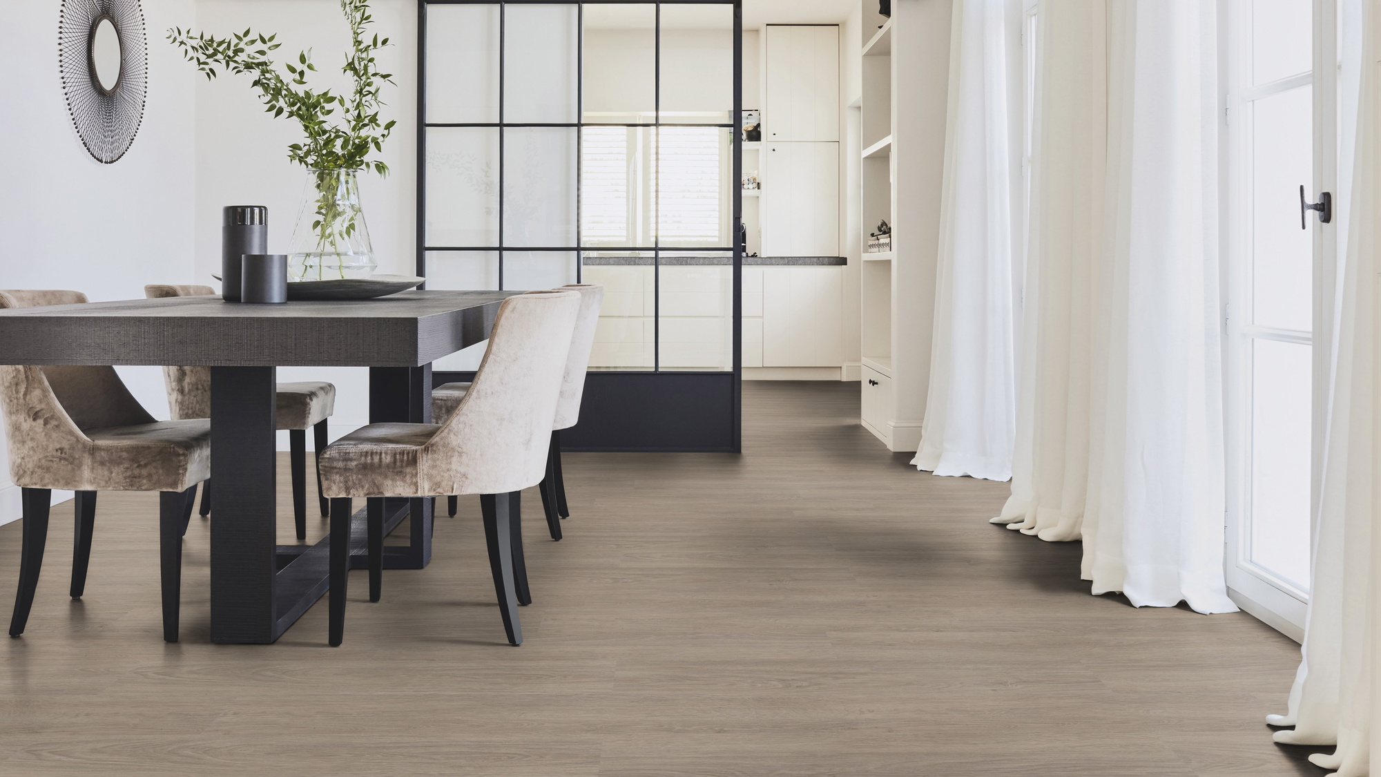 Milieubild Modernes Esszimmer mit Glas-Schiebetür - Tarkett Klebe-Vinyl Essence 55 Cool Oak Light Beige Milieubild Modernes Esszimmer mit Glas-Schiebetür - Tarkett 260053002