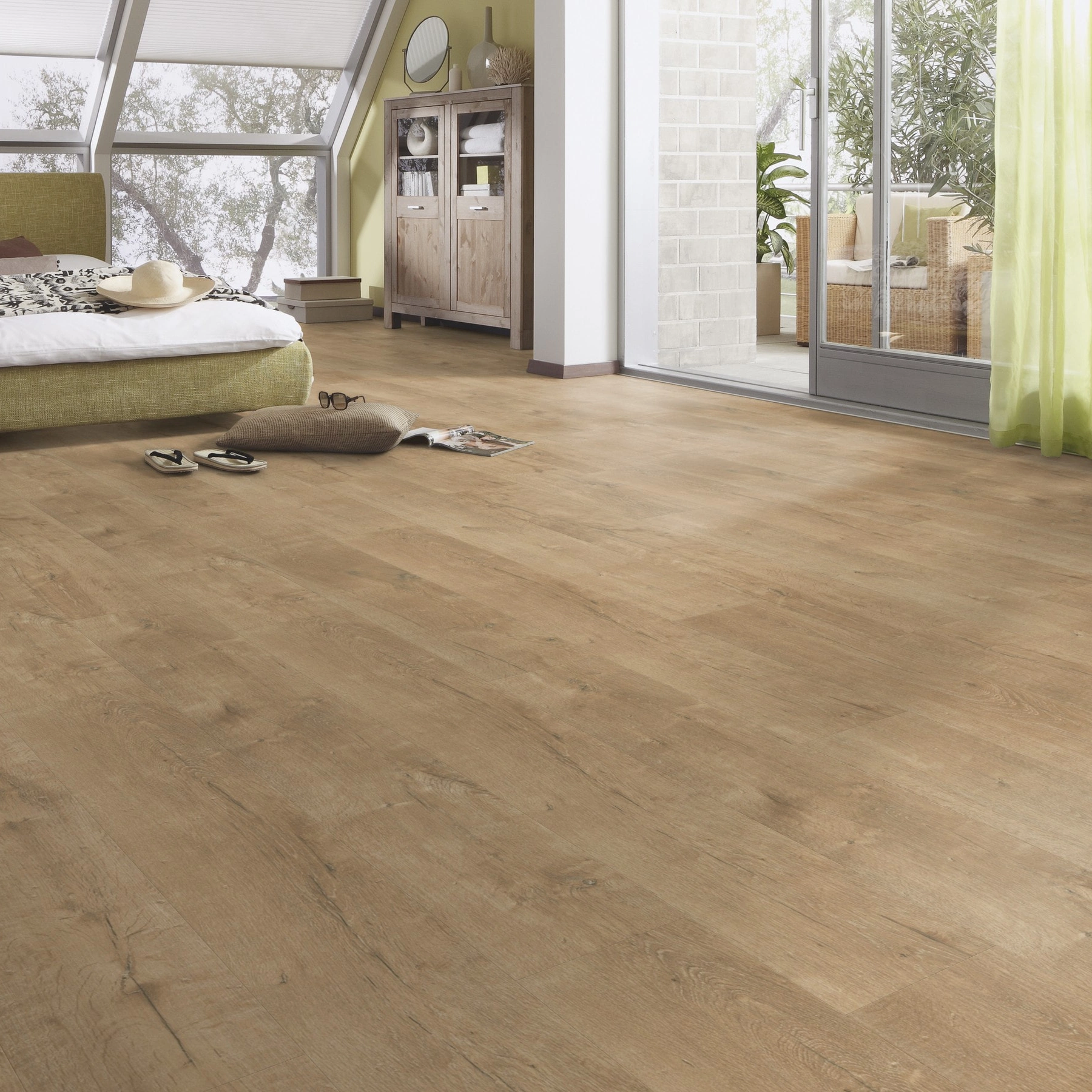 Milieubild Schlafzimmer im modernen Dachgeschoss - MEISTER Laminat LD 55 Eiche karamell Milieubild Schlafzimmer im modernen Dachgeschoss - MEISTER 600015-1288198-06953