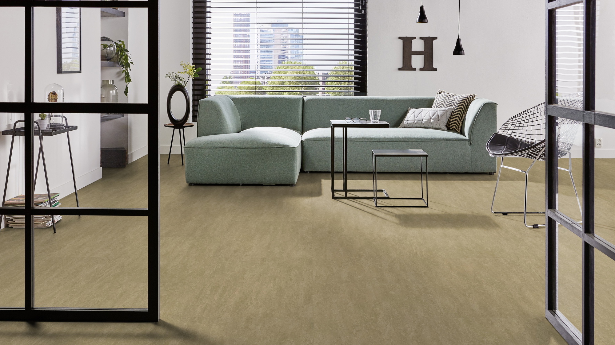 Milieubild Modernes Wohnzimmer mit mintgrünem Sofa - Forbo Flooring Marmoleum Modular Neutral Oat Milieubild Modernes Wohnzimmer mit mintgrünem Sofa - Forbo Flooring 255344
