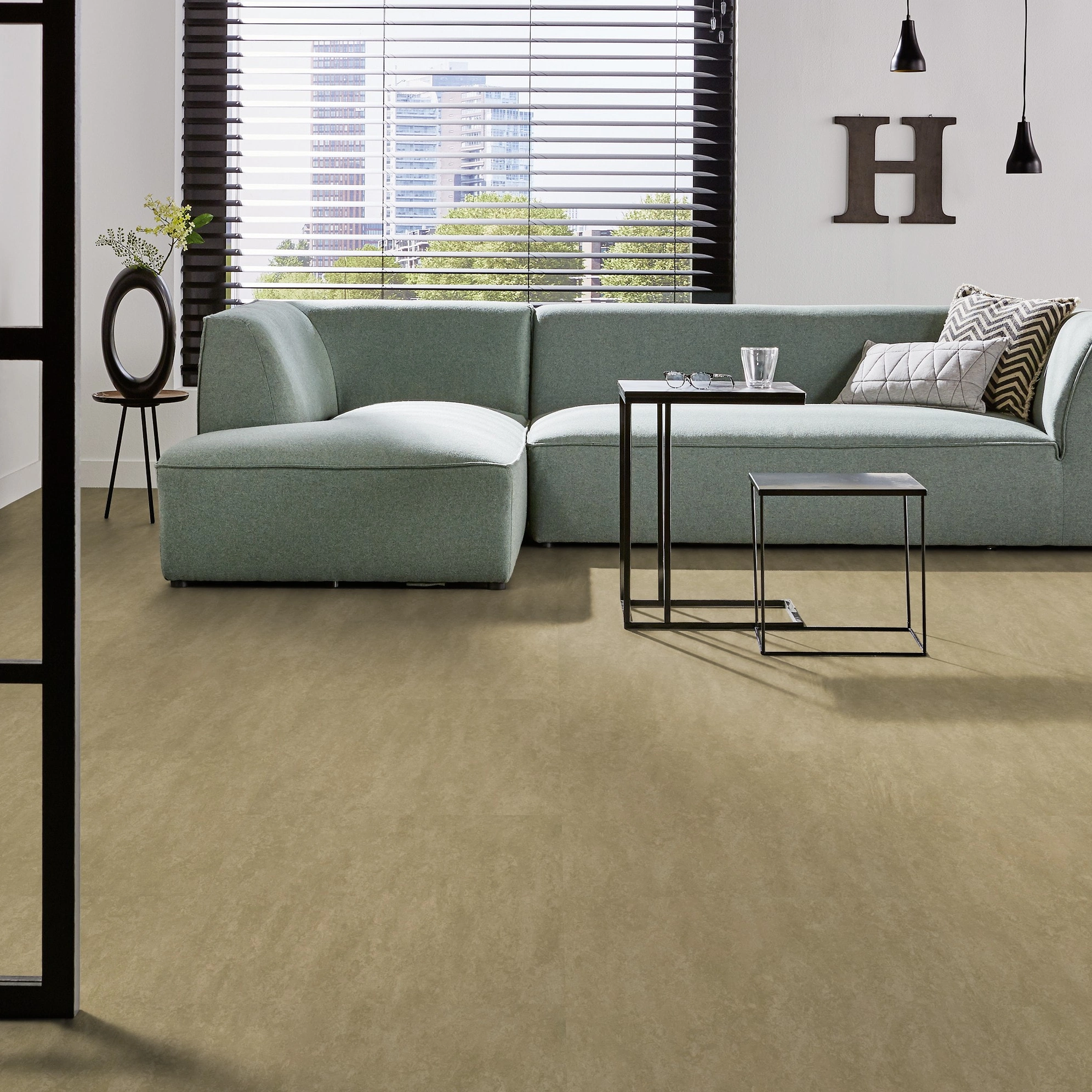 Milieubild Modernes Wohnzimmer mit mintgrünem Sofa - Forbo Flooring Marmoleum Modular Neutral Oat Milieubild Modernes Wohnzimmer mit mintgrünem Sofa - Forbo Flooring 255344