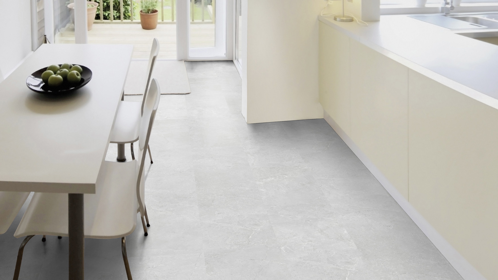 Milieubild Esszimmer mit Terrassentür - Wicanders Wise HDF Klick-Designboden stone Natural Minimal Stone White Milieubild Esszimmer mit Terrassentür - Wicanders Wise 80003893