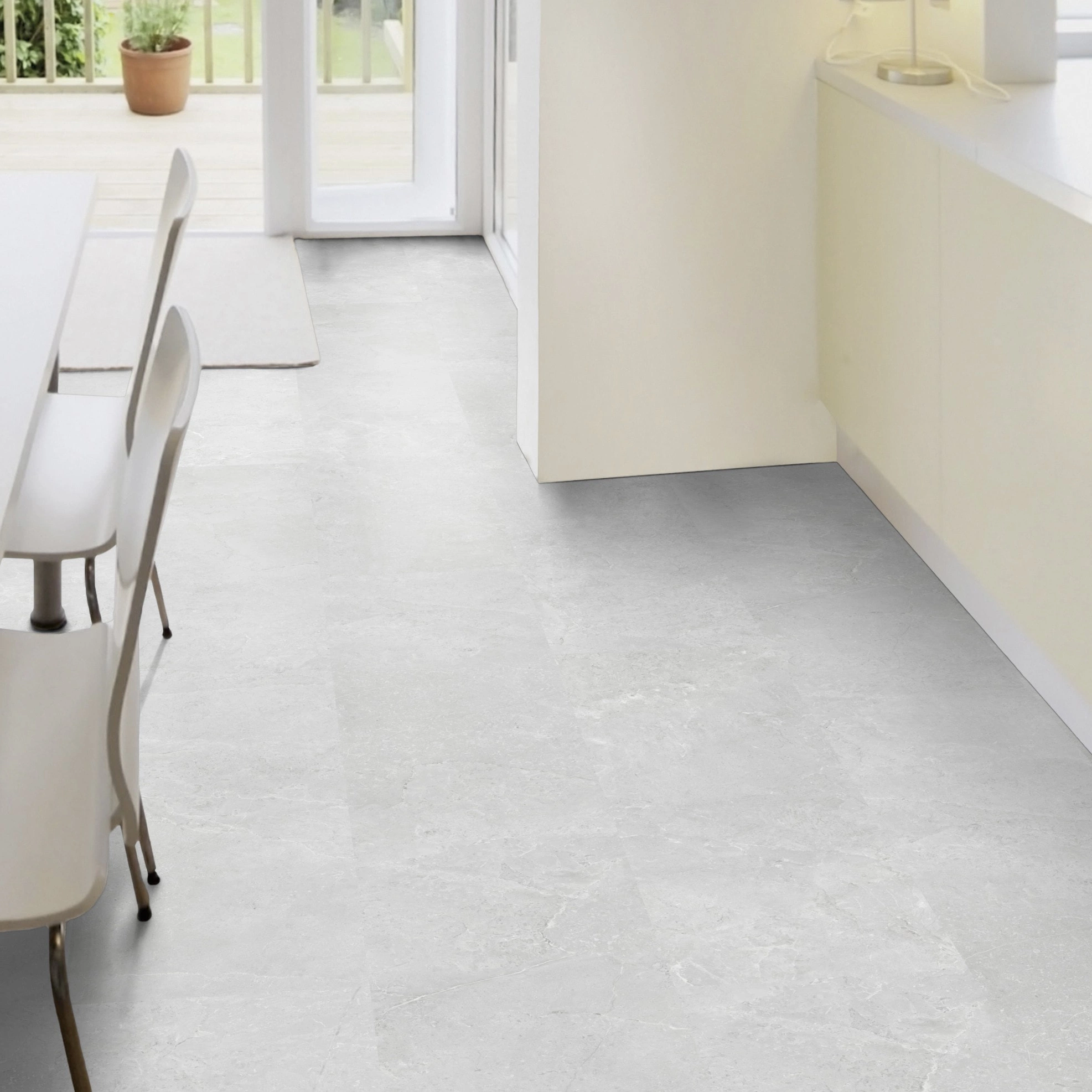 Milieubild Esszimmer mit Terrassentür - Wicanders Wise HDF Klick-Designboden stone Natural Minimal Stone White Milieubild Esszimmer mit Terrassentür - Wicanders Wise 80003893