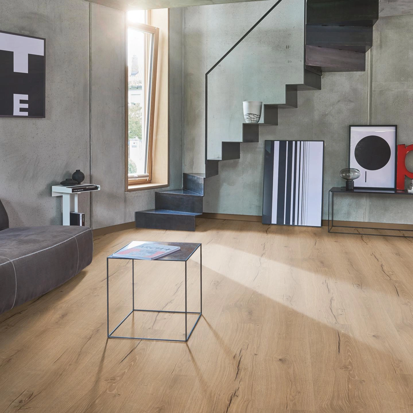 Milieubild Wohnzimmer im modernen Loft-Stil - Parador Klebe-Vinyl Classic 2025 Eiche Cambridge natur Milieubild Wohnzimmer im modernen Loft-Stil - Parador 1748873