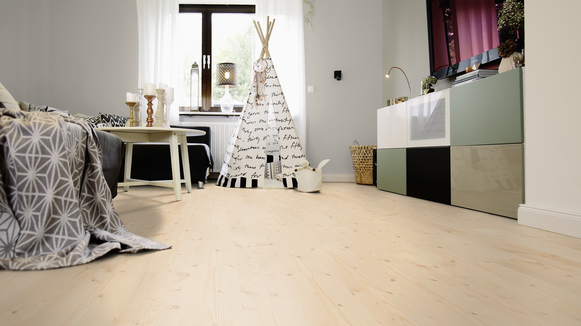 Milieubild Wohnzimmer mit Sideboard und Fernseher - wineo Klebe-Bioboden PURLINE wineo 1000 wood L Natural Pine Beach Milieubild Wohnzimmer mit Sideboard und Fernseher - wineo PL297R