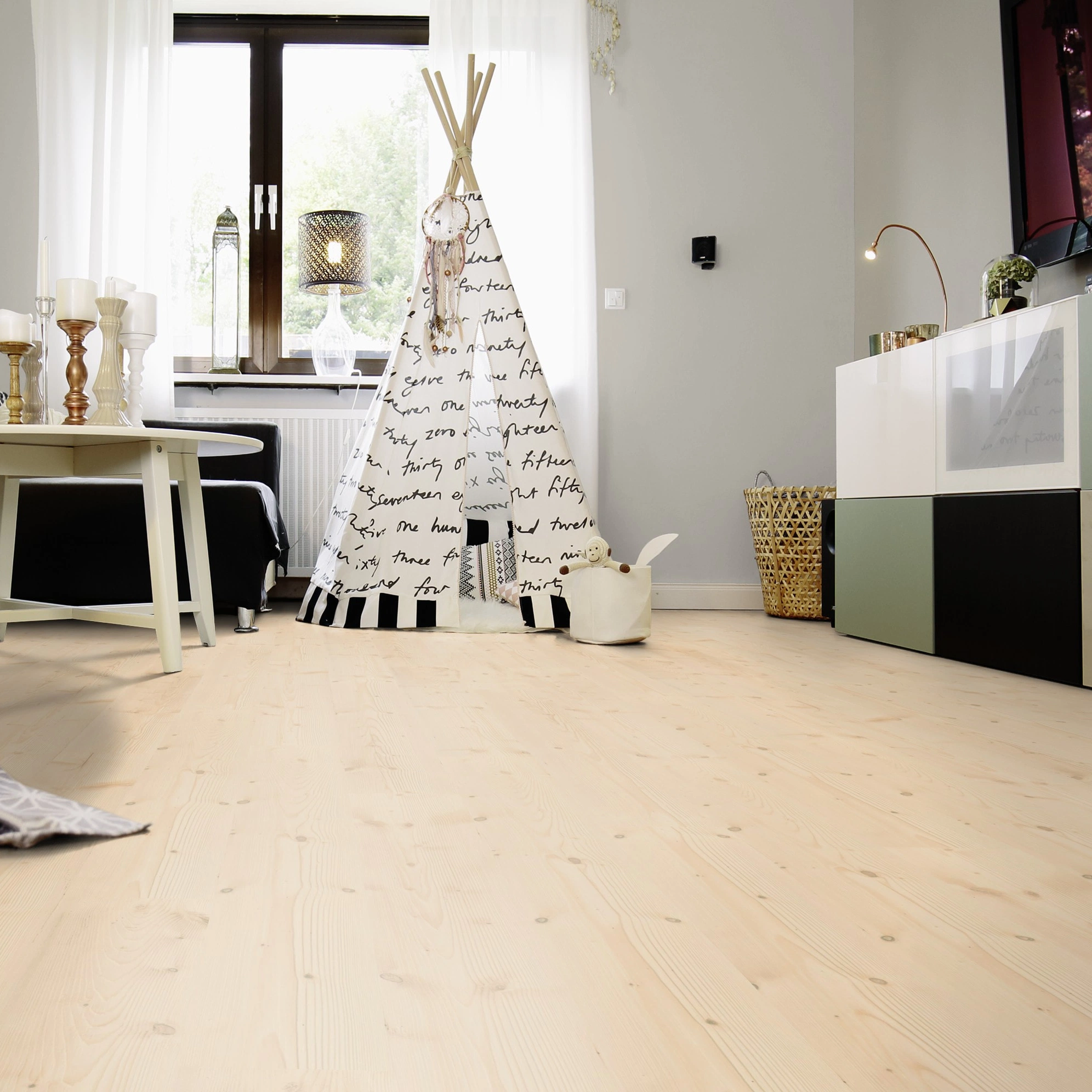 Milieubild Wohnzimmer mit Sideboard und Fernseher - wineo Klebe-Bioboden PURLINE wineo 1000 wood L Natural Pine Beach Milieubild Wohnzimmer mit Sideboard und Fernseher - wineo PL297R