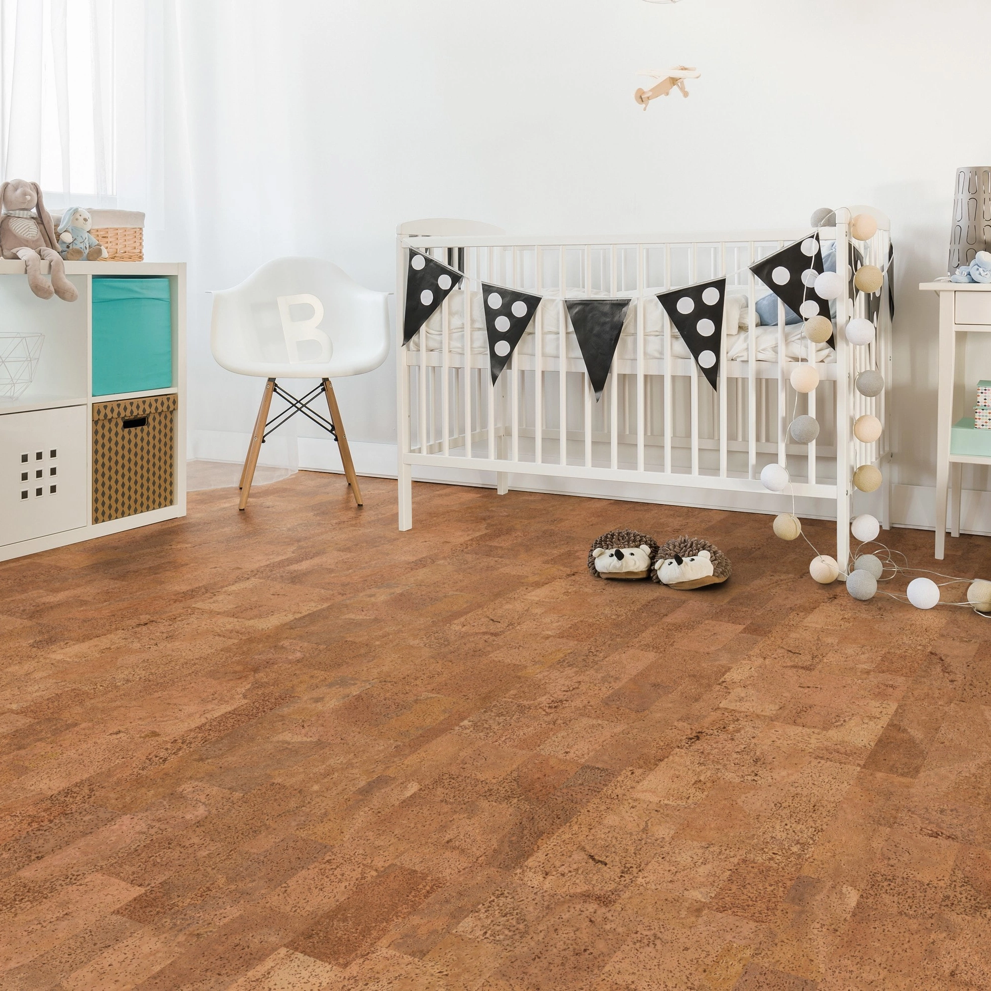 Milieubild Kinderzimmer mit weißer Krippe - Wicanders HDF Klick-Korkboden cork Go Desire Milieubild Kinderzimmer mit weißer Krippe - Wicanders 80001633