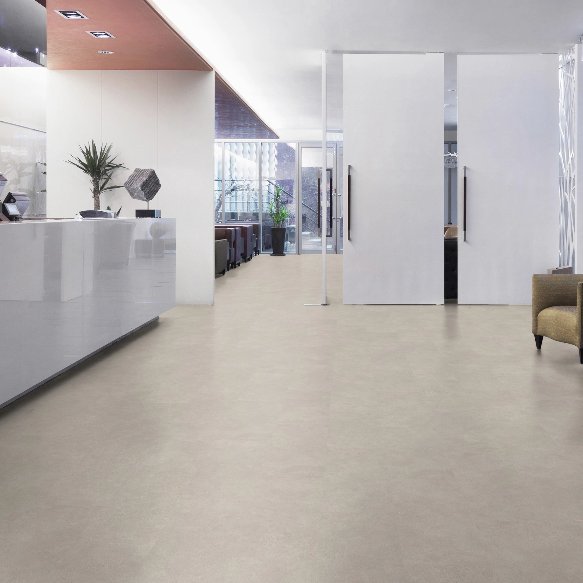 Milieubild Hotel Eingangsbereich mit Rezeption - Wicanders Wise HDF Klick-Designboden stone Natural Microcement Greige Milieubild Hotel Eingangsbereich mit Rezeption - Wicanders Wise 80003908