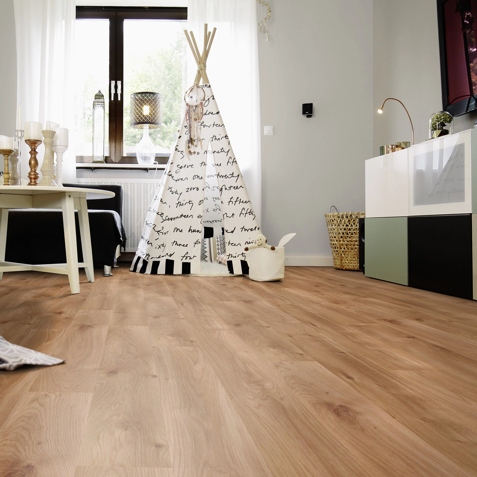 Milieubild Wohnzimmer mit Sideboard und Fernseher - wineo Klebe-Bioboden PURLINE wineo 1000 wood L Intensive Oak Caramel Milieubild Wohnzimmer mit Sideboard und Fernseher - wineo PL300R