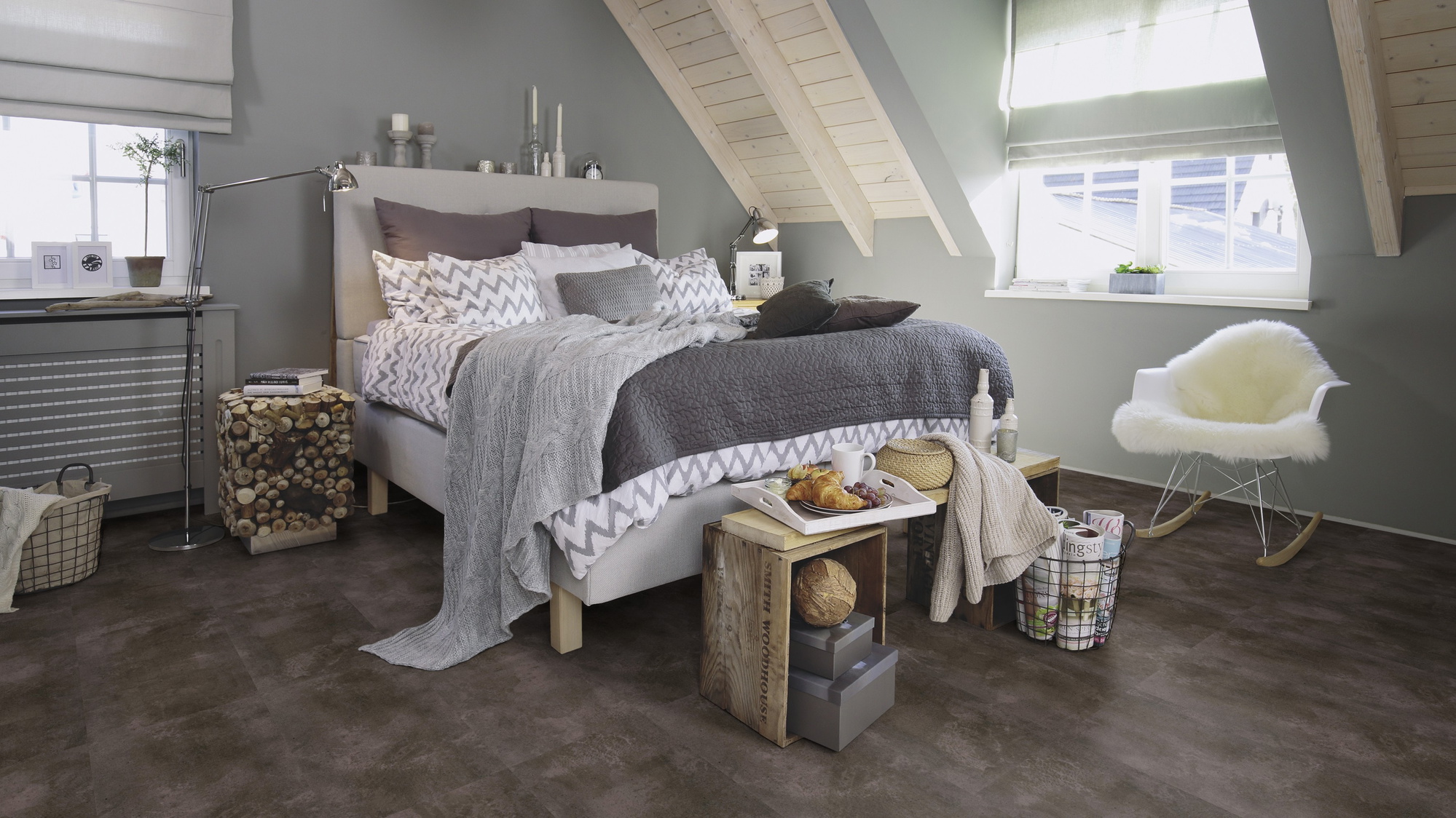 Milieubild Schlafzimmer im modernen Dachgeschoss - wineo HDF Klick-Bioboden PURLINE wineo 1000 stone L Urban Concrete Dark Milieubild Schlafzimmer im modernen Dachgeschoss - wineo MLP320R