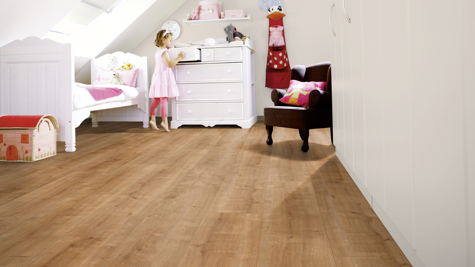 Milieubild Kinderzimmer mit weißer Kommode - wineo PL076R
