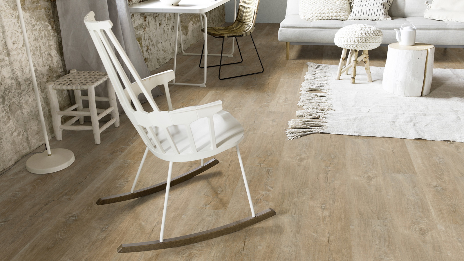 Milieubild Wohnzimmer mit Schaukelstuhl im skandinavischen Stil - Forbo Flooring 217628