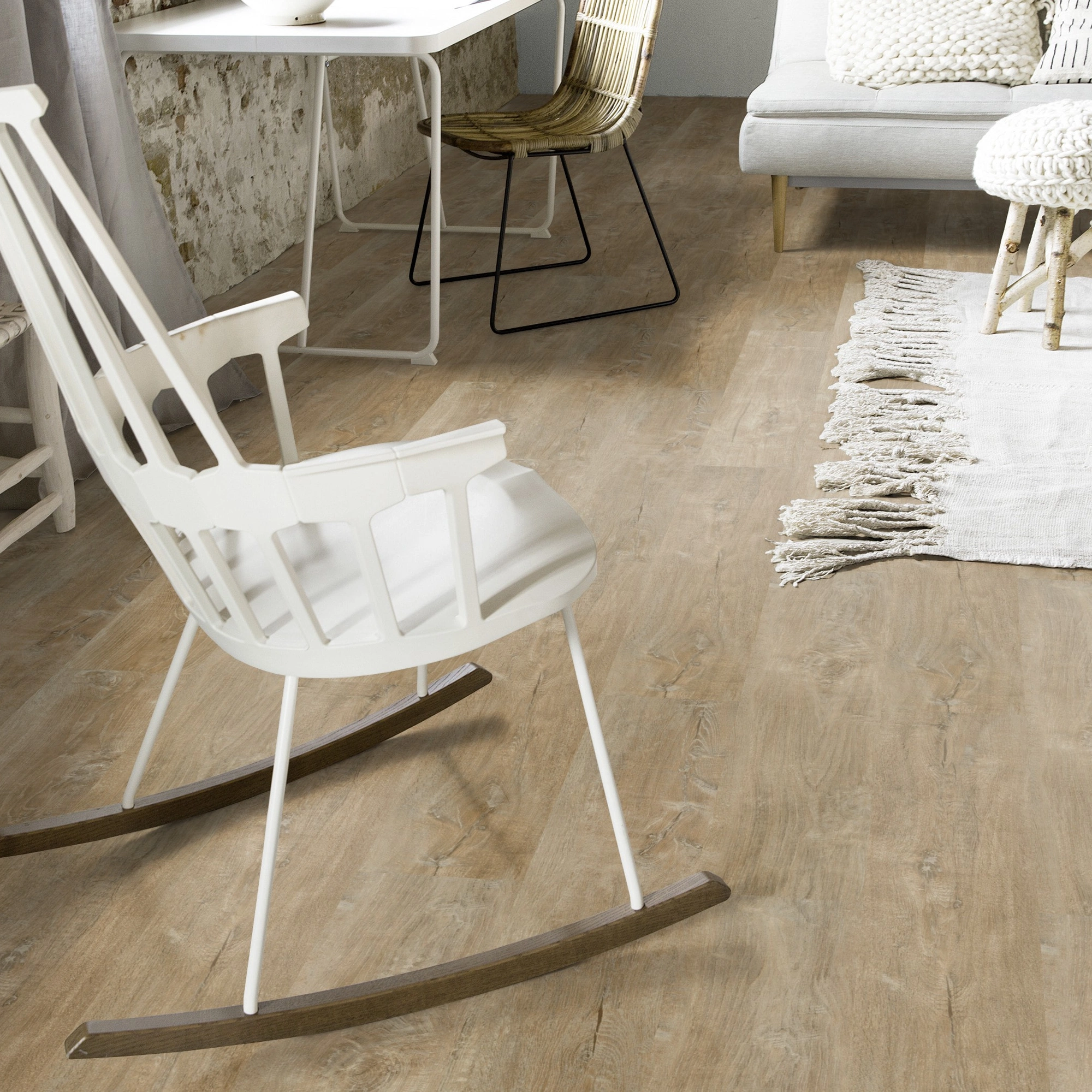 Milieubild Wohnzimmer mit Schaukelstuhl im skandinavischen Stil - Forbo Flooring Klebe-Vinyl Enduro Dryback Wood Natural Timber Milieubild Wohnzimmer mit Schaukelstuhl im skandinavischen Stil - Forbo Flooring 217628
