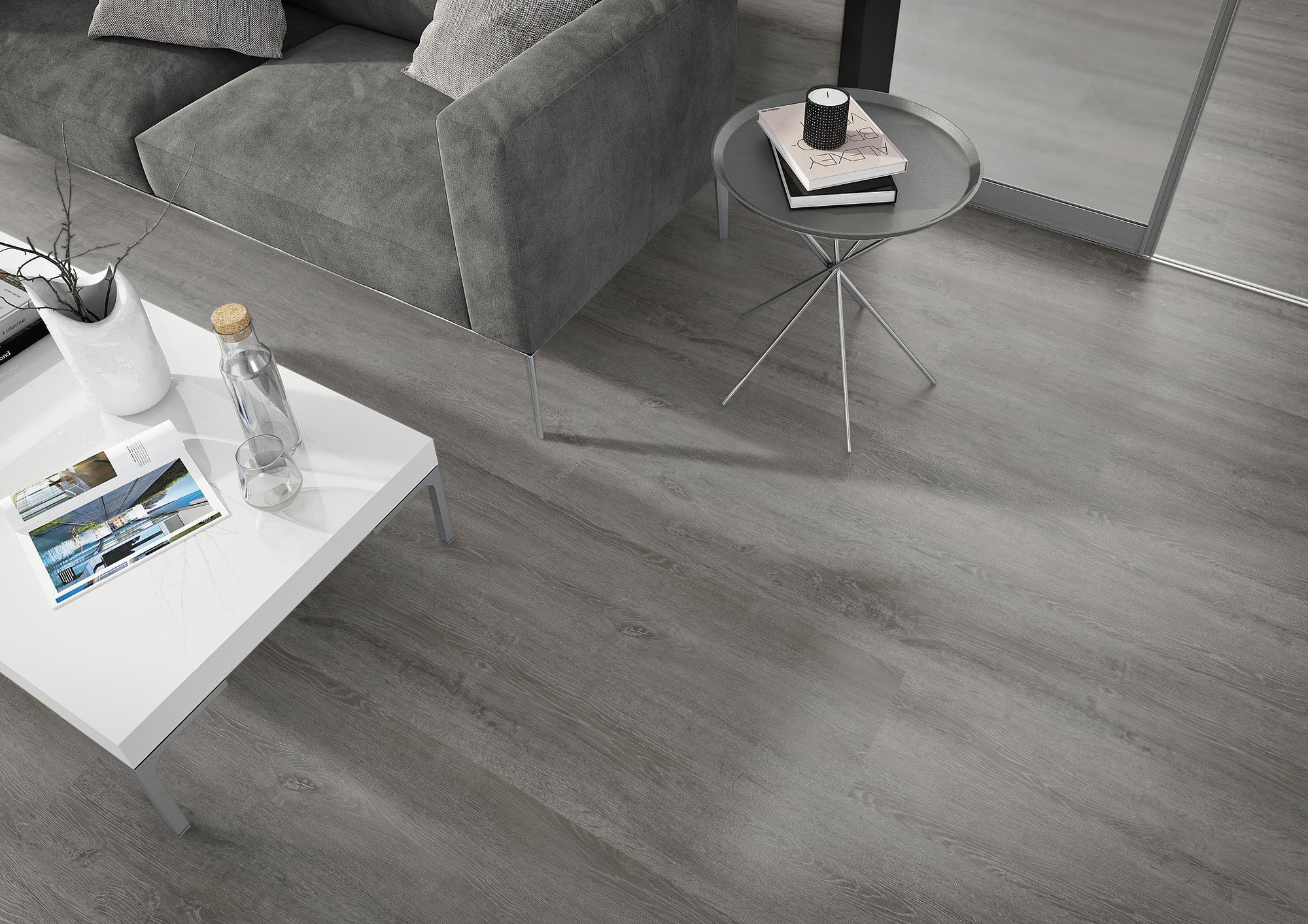 Milieubild Wohnzimmer - Sofa mit Beistelltisch und Glastür - nexflor Rigid Klick-Vinyl Helios Click Collection Arcadia Oak Milieubild Wohnzimmer - Sofa mit Beistelltisch und Glastür - nexflor NXF-20030-005