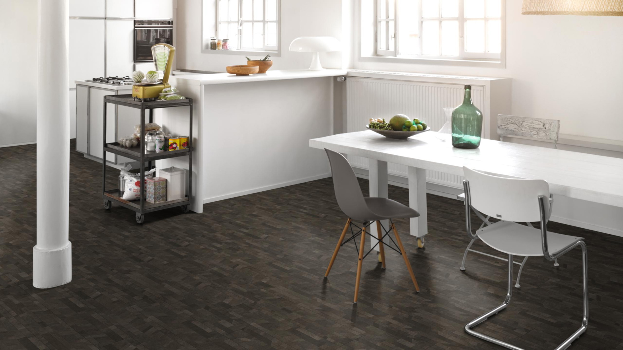 Milieubild Küche mit Essbereich - Parador HDF Klick-Designboden Modular ONE Cross Cut black Milieubild Küche mit Essbereich - Parador 1744553