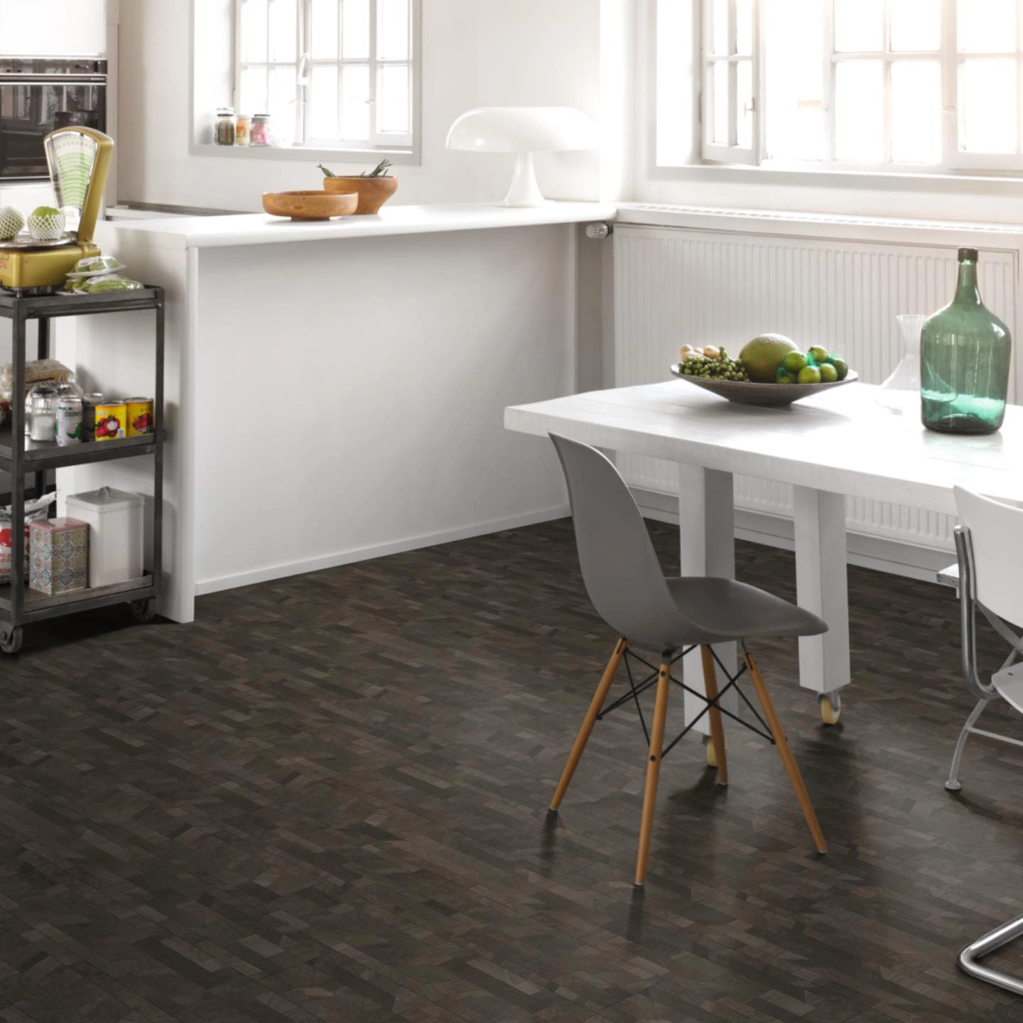 Milieubild Küche mit Essbereich - Parador HDF Klick-Designboden Modular ONE Cross Cut black Milieubild Küche mit Essbereich - Parador 1744553