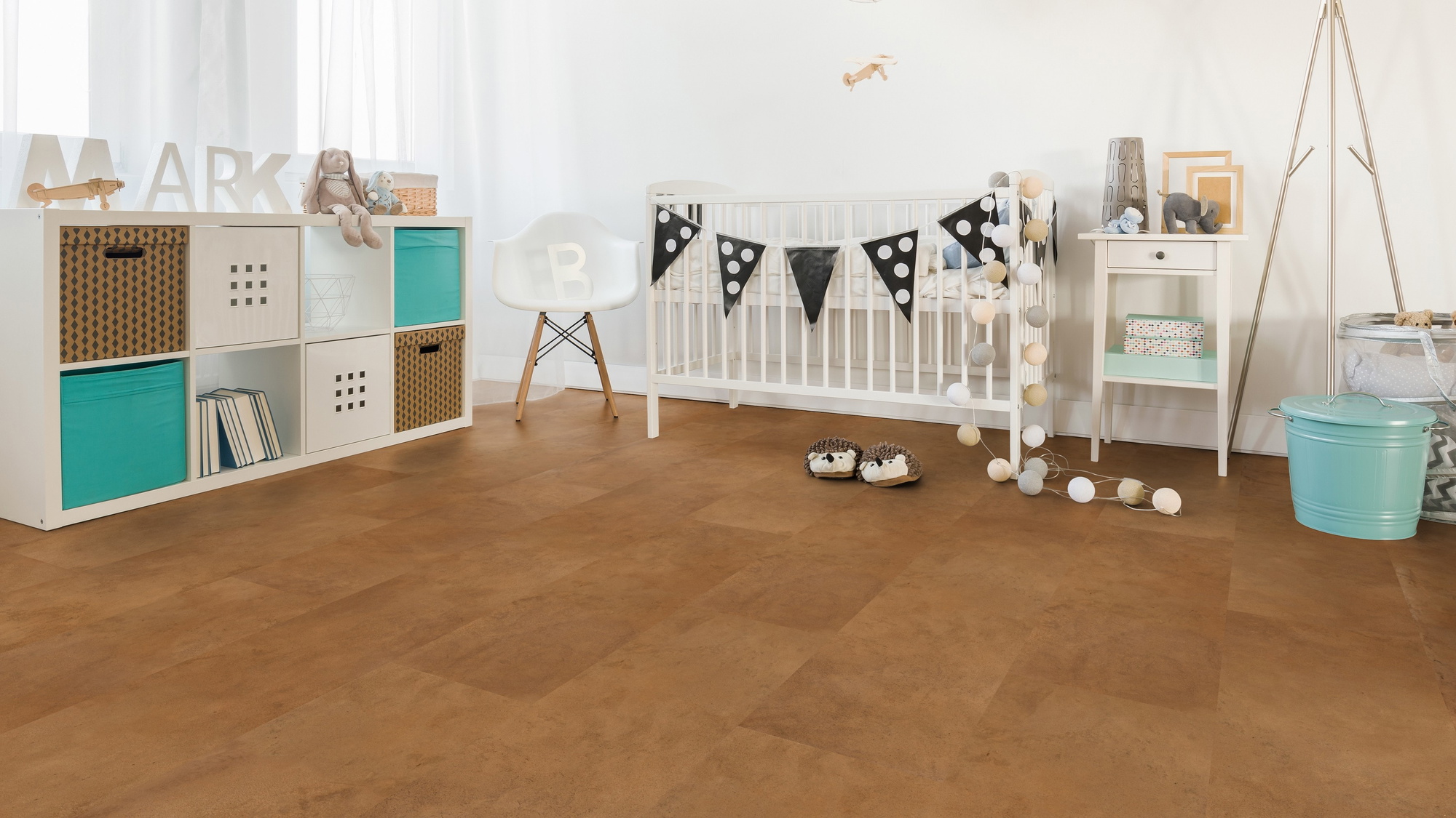 Milieubild Kinderzimmer mit weißer Krippe - Wicanders Wise HDF Klick-Designboden stone Natural Elegant Plaster Camel Milieubild Kinderzimmer mit weißer Krippe - Wicanders Wise 80003903
