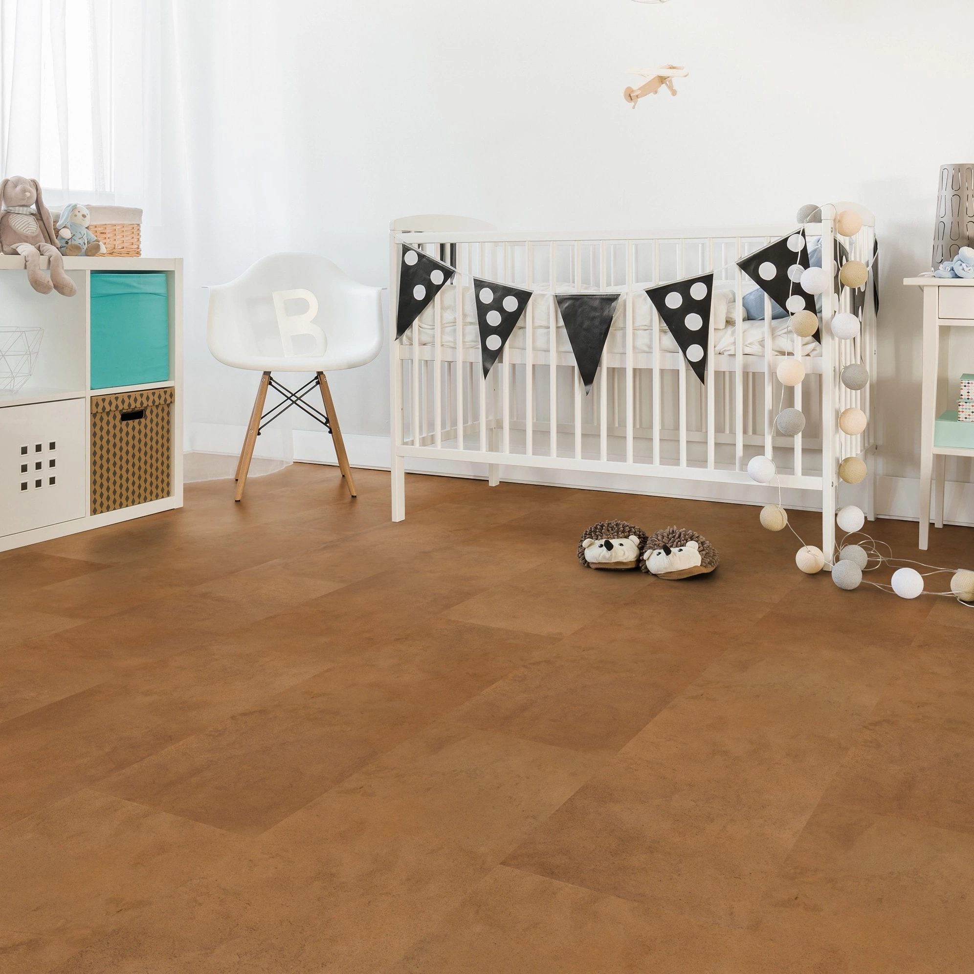 Milieubild Kinderzimmer mit weißer Krippe - Wicanders Wise HDF Klick-Designboden stone Natural Elegant Plaster Camel Milieubild Kinderzimmer mit weißer Krippe - Wicanders Wise 80003903
