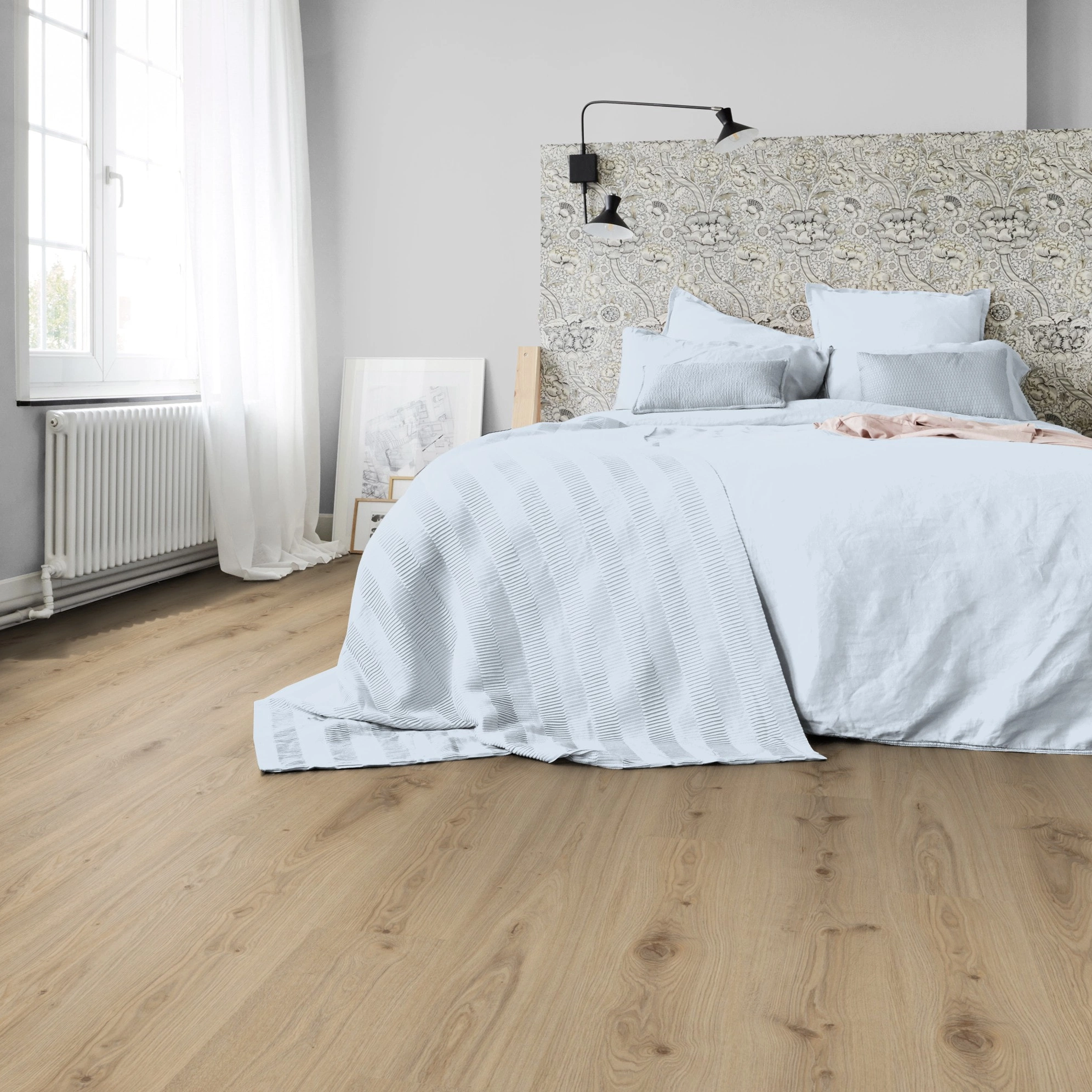 Milieubild Schlafzimmer in Stadtwohnung - Tarkett Rigid Klick-Vinyl Essence Rigid 30 Primary Oak Natural Milieubild Schlafzimmer in Stadtwohnung - Tarkett 260032004
