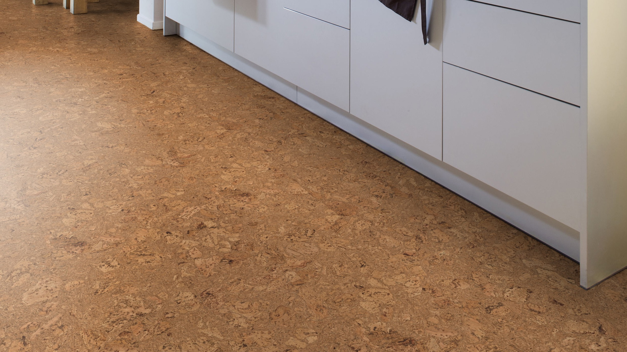 Milieubild Esszimmer mit Küchenblock - Wicanders HDF Klick-Korkboden cork Essence Originals Dawn Milieubild Esszimmer mit Küchenblock - Wicanders 80002244