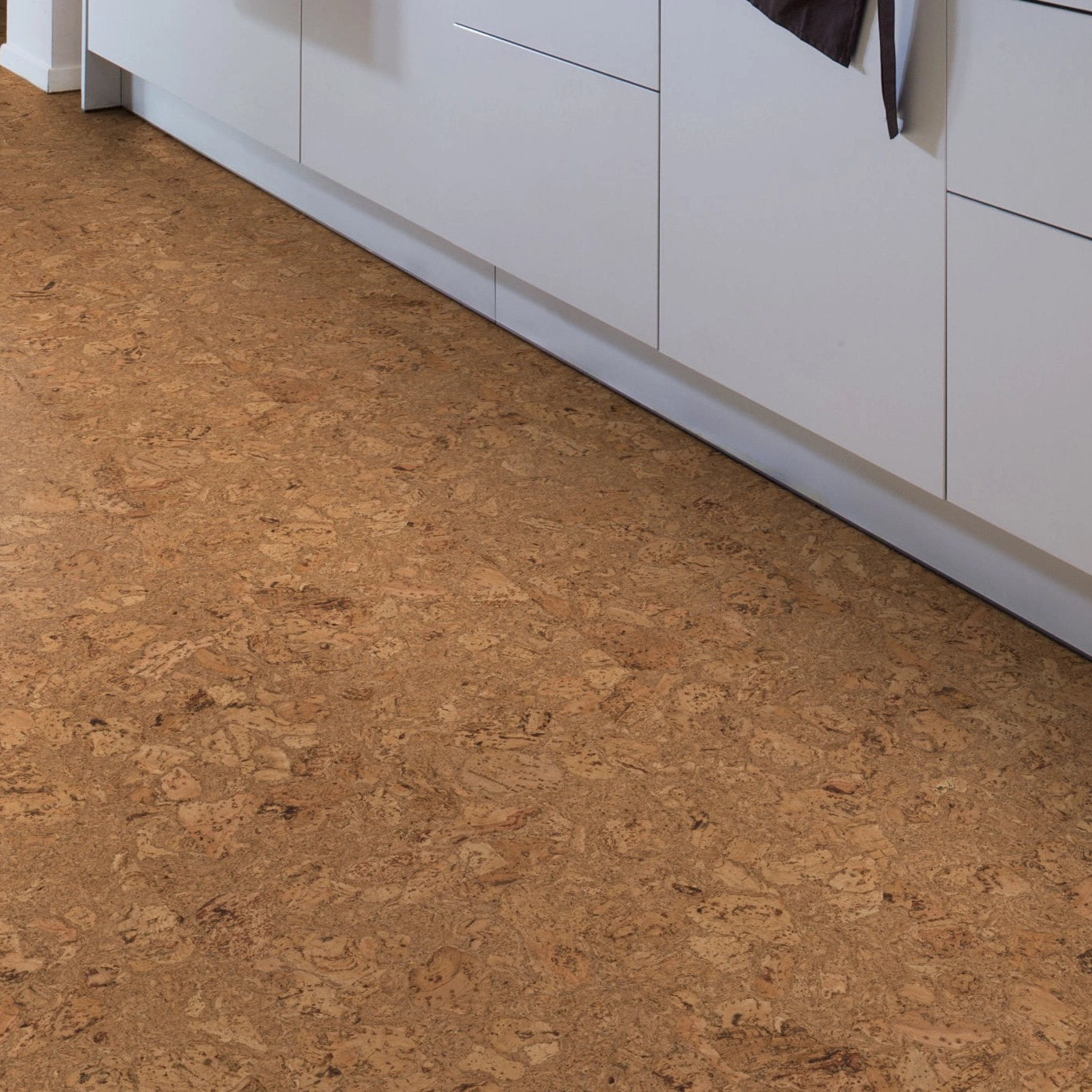 Milieubild Esszimmer mit Küchenblock - Wicanders HDF Klick-Korkboden cork Essence Originals Dawn Milieubild Esszimmer mit Küchenblock - Wicanders 80002244