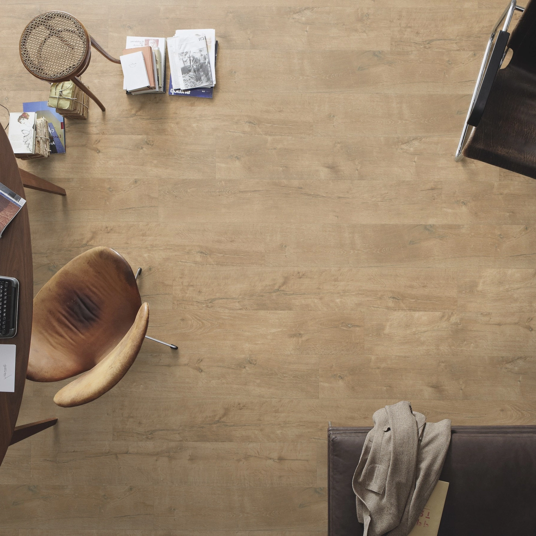 Milieubild Büro mit ovalem Tisch - Draufsicht - MEISTER Laminat LD 55 Eiche karamell Milieubild Büro mit ovalem Tisch - Draufsicht - MEISTER 600015-1288198-06953
