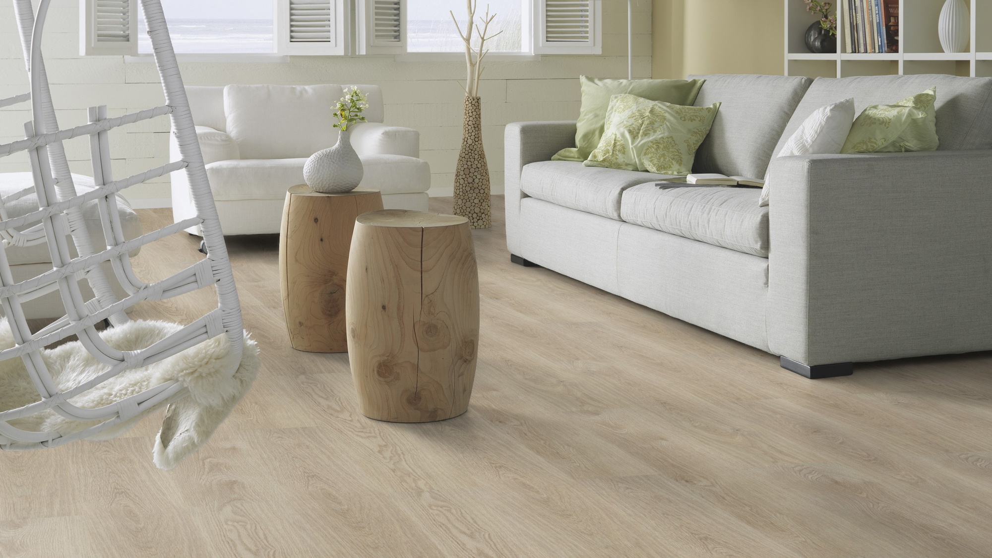 Milieubild Modernes, freundliches Wohnzimmer mit Sofa - Forbo Flooring Klebe-Vinyl Enduro Dryback Wood Washed Oak Milieubild Modernes, freundliches Wohnzimmer mit Sofa - Forbo Flooring 217618