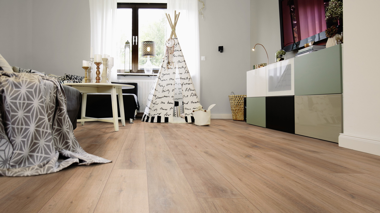 Milieubild Wohnzimmer mit Sideboard und Fernseher - wineo PL314R