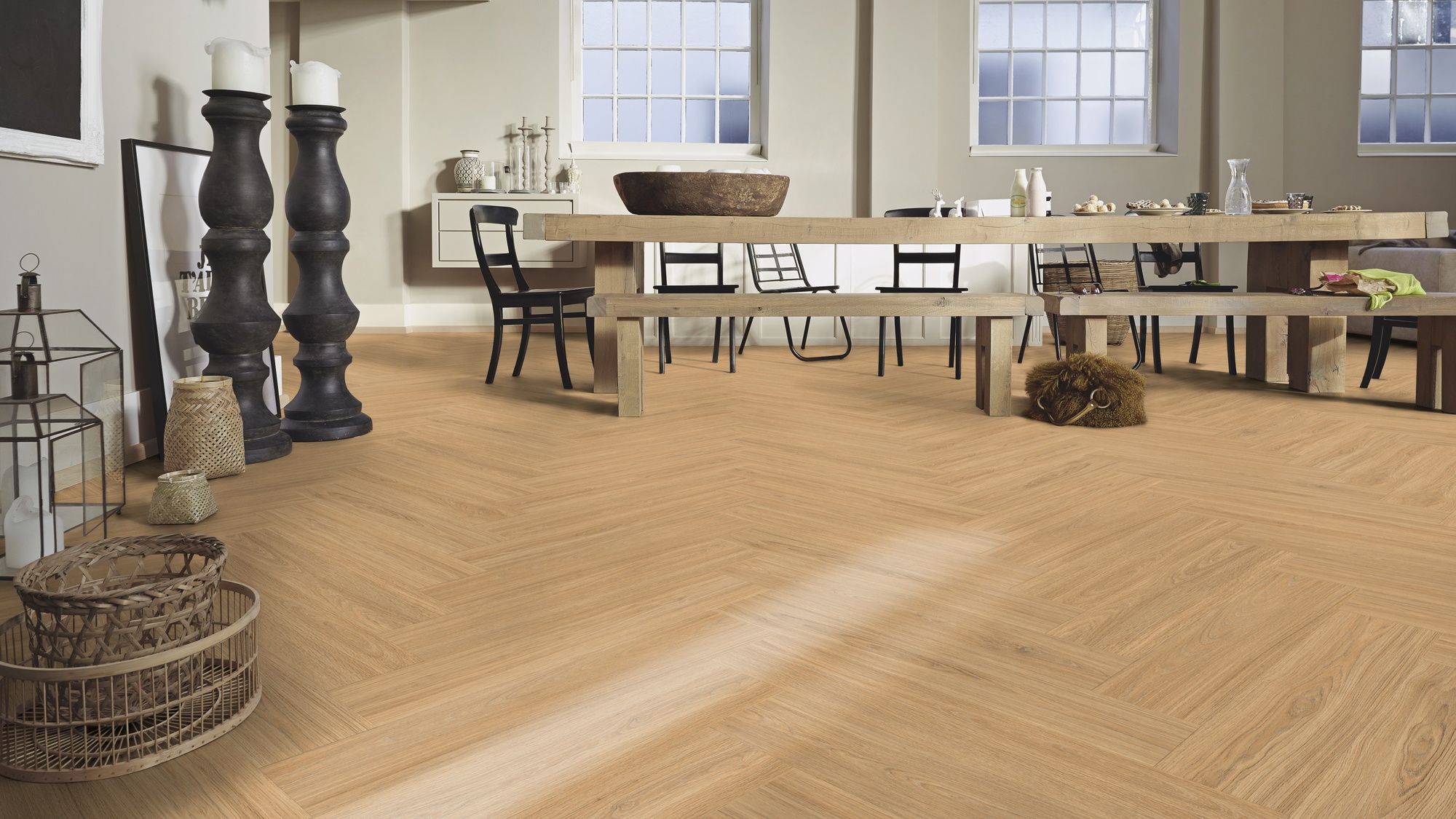 Milieubild Esszimmer mit großem Tisch - MEISTER Laminat LS 350 Princess Oak sand Milieubild Esszimmer mit großem Tisch - MEISTER 600001-0840168-06895