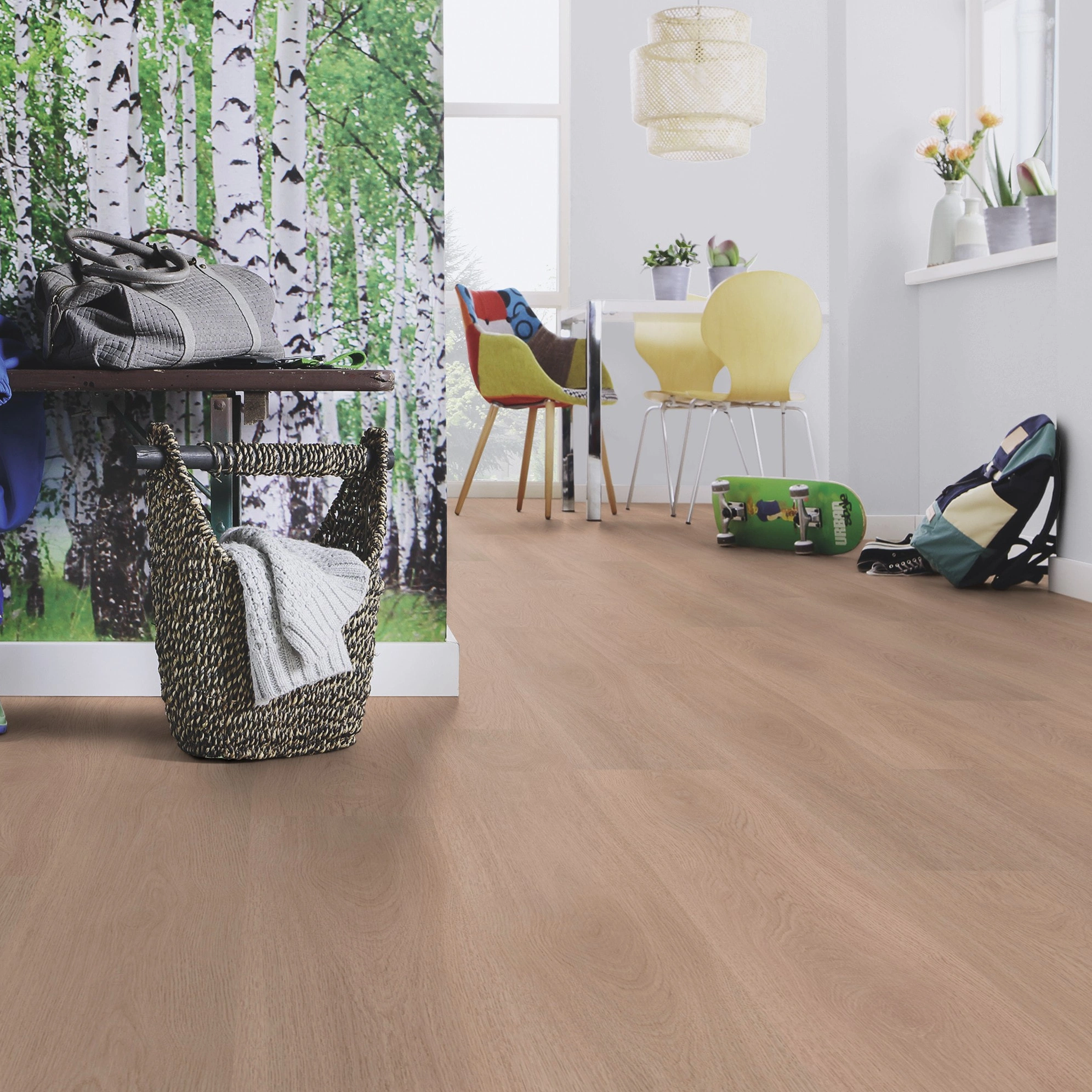 Milieubild Esszimmer mit Flur und Sitzbank - wineo Klebe-Bioboden PURLINE wineo 1000 wood XL Calm Oak Shell Milieubild Esszimmer mit Flur und Sitzbank - wineo PL306R