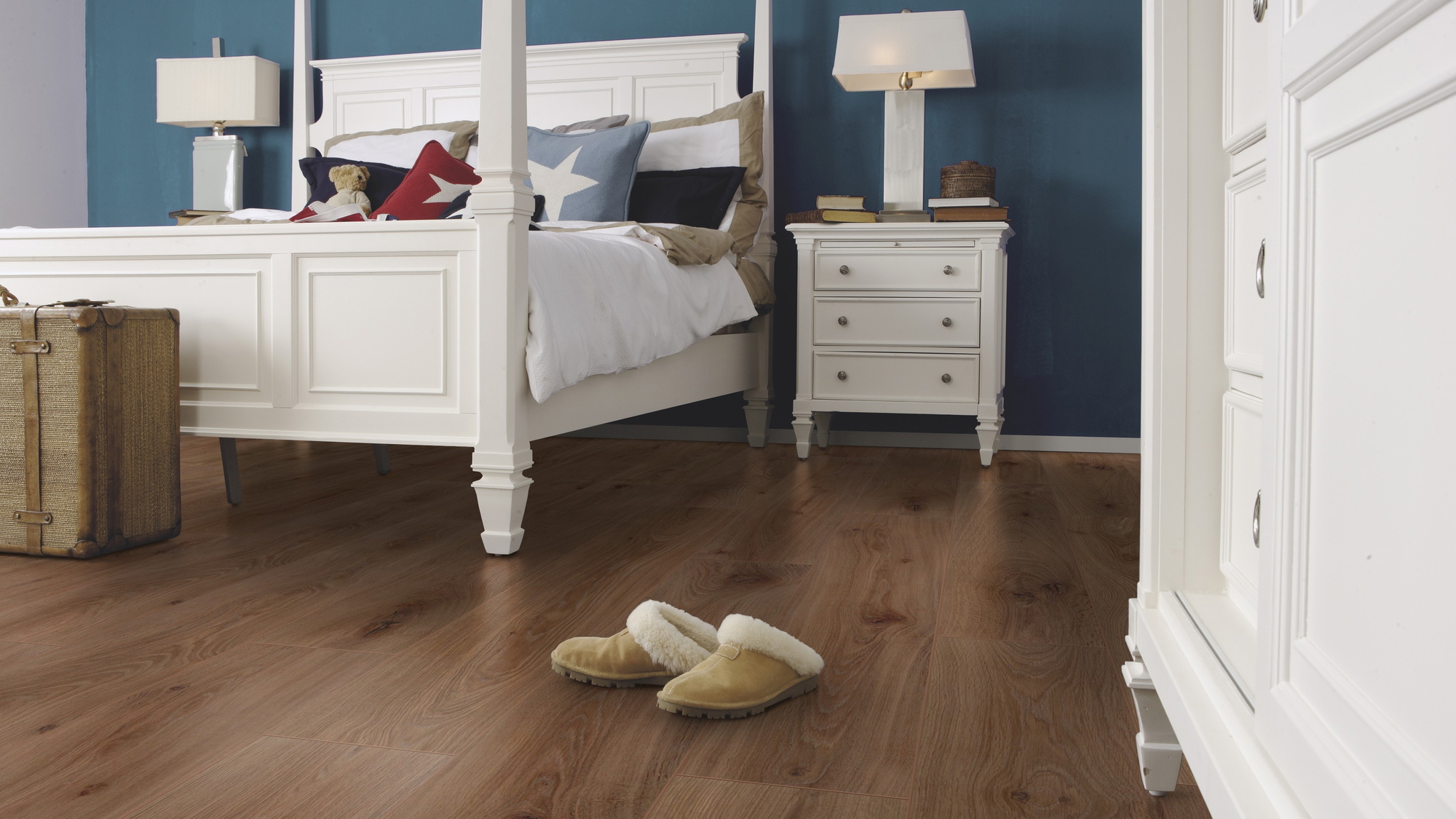 Milieubild Schlafzimmer im Landhaus-Stil - wineo Klebe-Bioboden PURLINE wineo 1000 wood XL Noble Oak Chocolate Milieubild Schlafzimmer im Landhaus-Stil - wineo PL312R